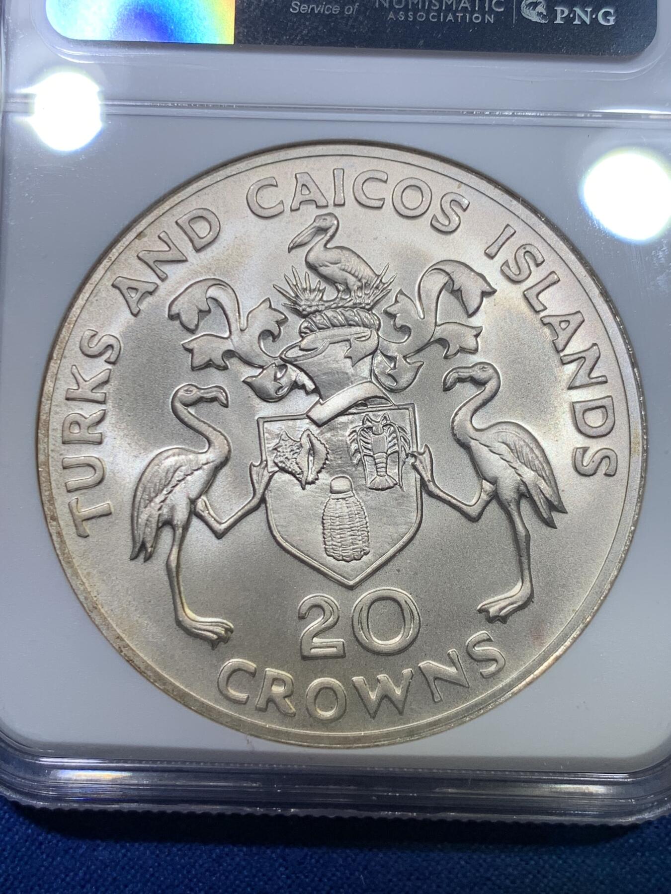 《竞宝斋》第284场- 周日，周一 2场连拍 （全场包邮） NGC MS66 特克斯群岛 1974年 丘吉尔20克朗超大银币 70年代保存至今66分已经不容易了