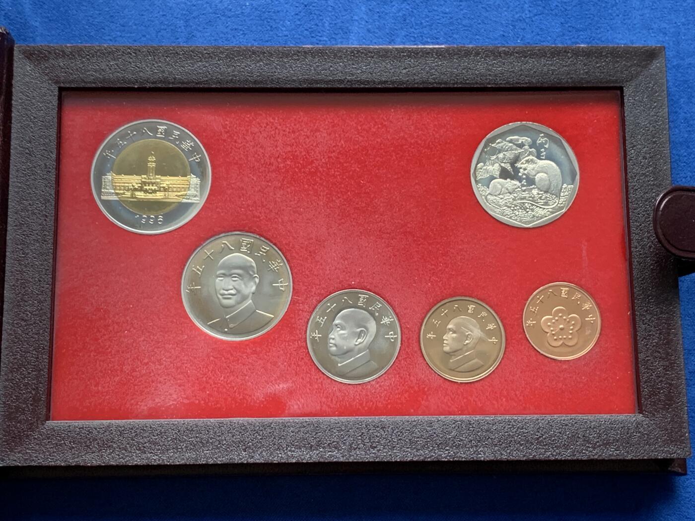 《竞宝斋》第284场- 周日，周一 2场连拍 （全场包邮） 台湾省民国八十五年第一轮鼠年精致套币 早期少见品种