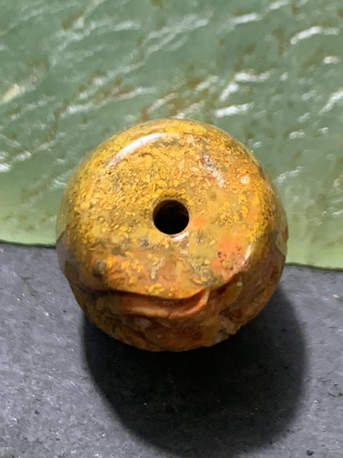 精美亚光草花纹战国红玛瑙俏色巧雕喜上眉梢桶珠一个，