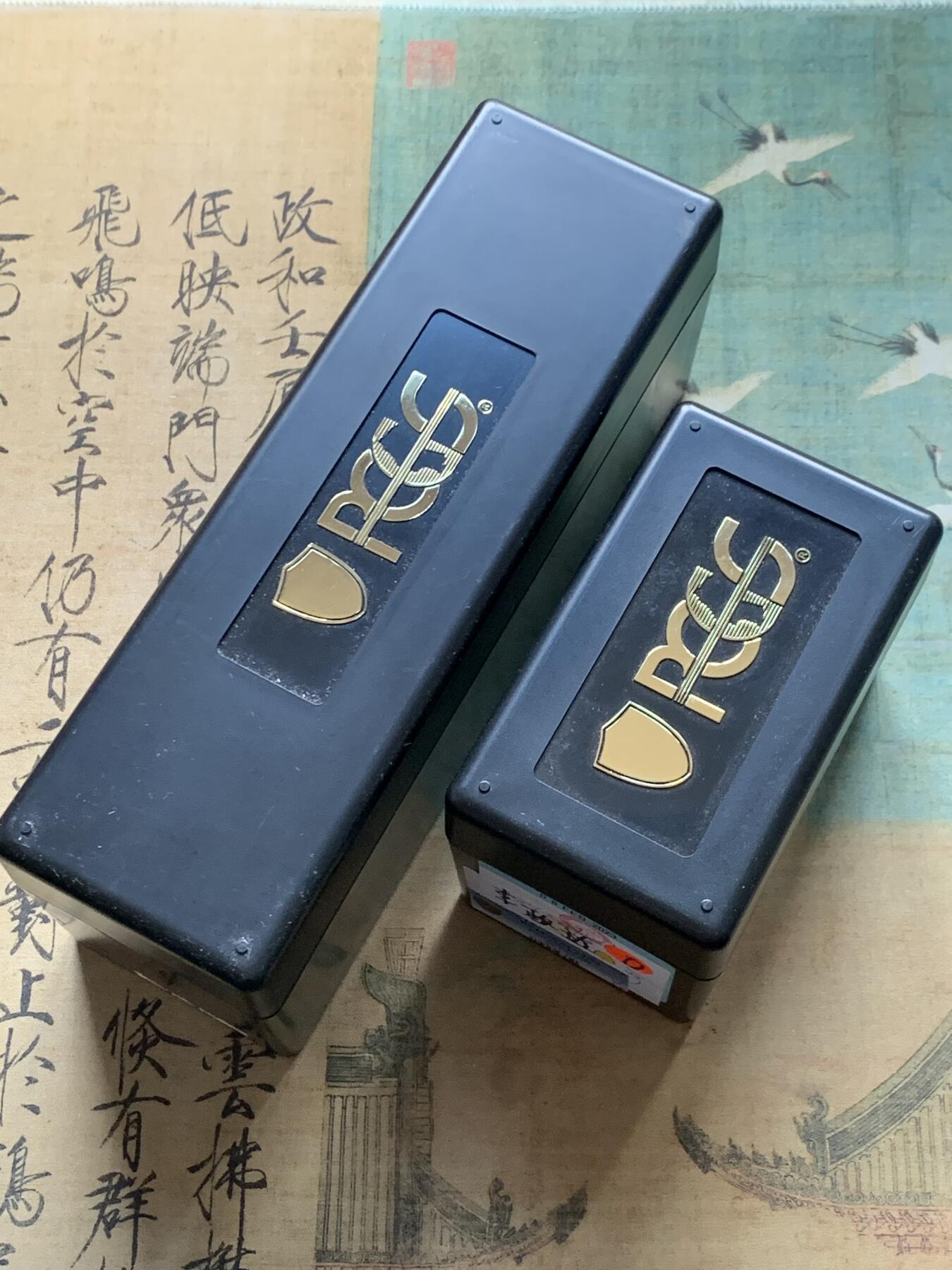 《竞宝斋》第284场- 周日，周一 2场连拍 （全场包邮） PCGS 评级币包装盒两只 黑色 一大一小 细节见图 可放30枚