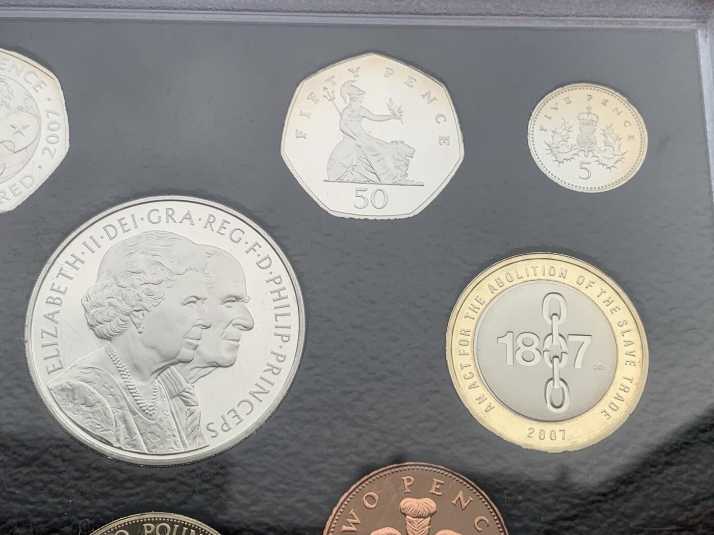 《竞宝斋》第284场- 周日，周一 2场连拍 （全场包邮） 英国2007年精致套币Proof 原盒证，带5镑伊丽莎白女王纪念币，封面附带原厂标识，品相极好