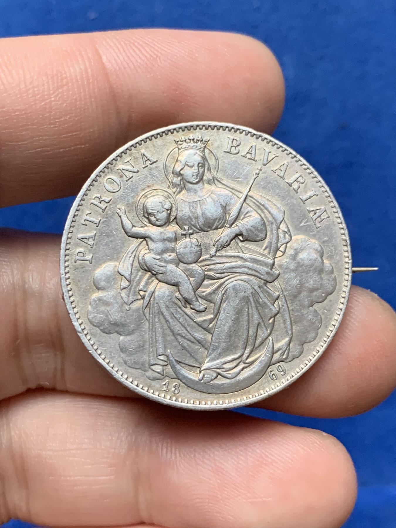 《竞宝斋》第284场- 周日，周一 2场连拍 （全场包邮） 1869年德国巴伐利亚圣母抱子泰勒（胸针），胸针完好，可以佩戴