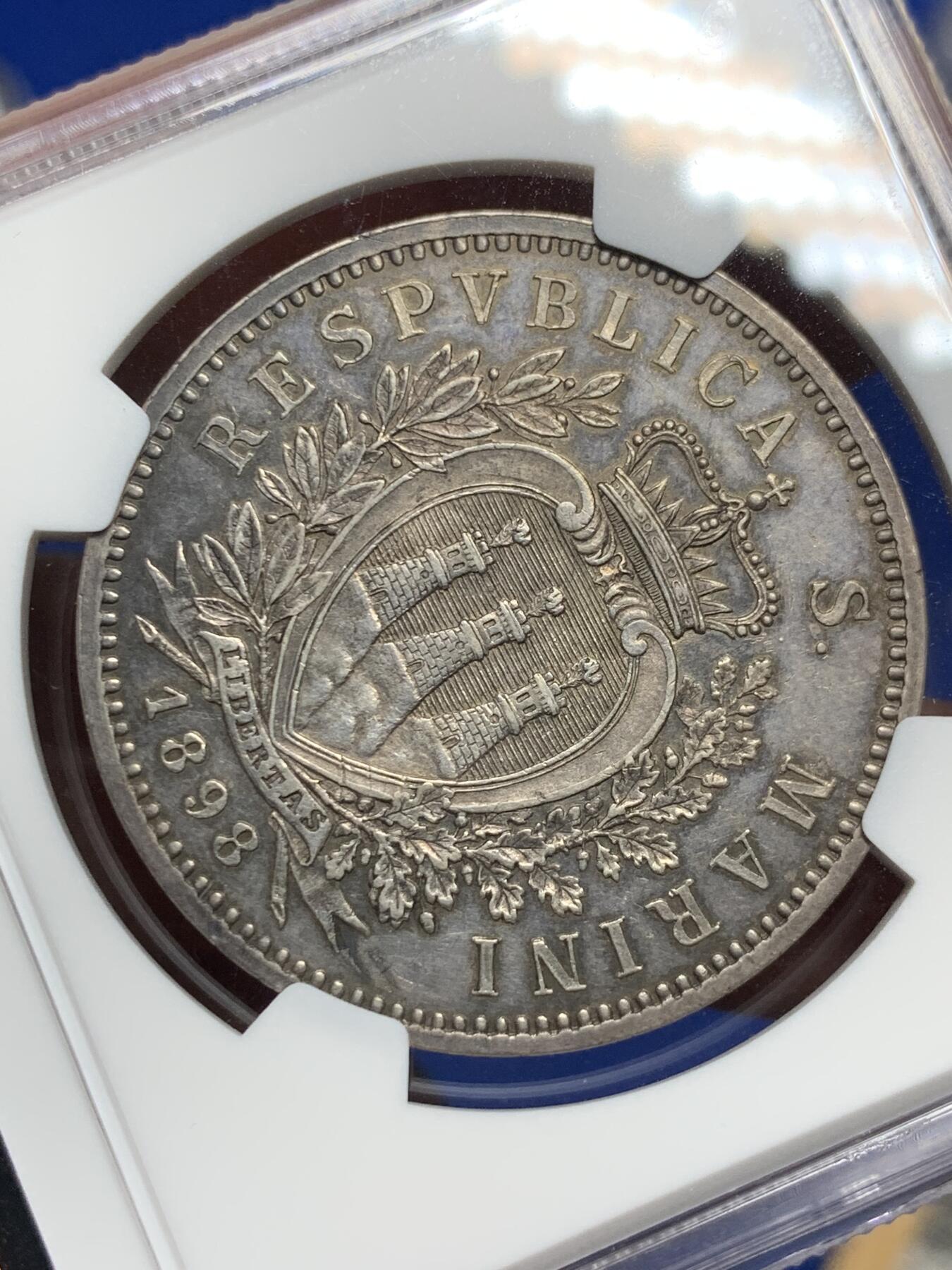 《竞宝斋》第284场- 周日，周一 2场连拍 （全场包邮） NGC-MS61 圣马力诺 1898 老版本圣马力诺5里拉神父。此币发行量18000，打的非常好 值得收藏把玩