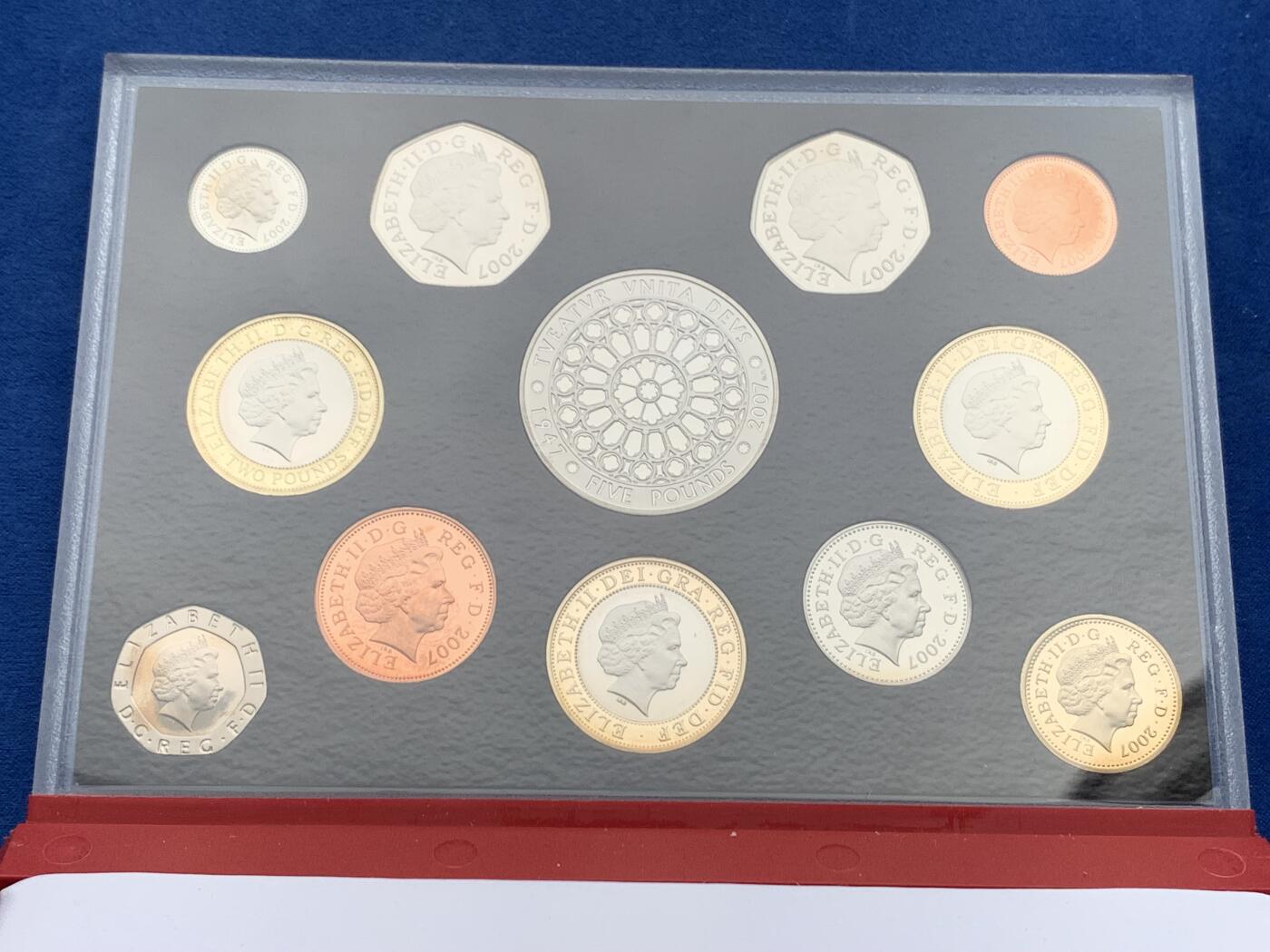 《竞宝斋》第284场- 周日，周一 2场连拍 （全场包邮） 英国2007年精致套币Proof 原盒证，带5镑伊丽莎白女王纪念币，封面附带原厂标识，品相极好
