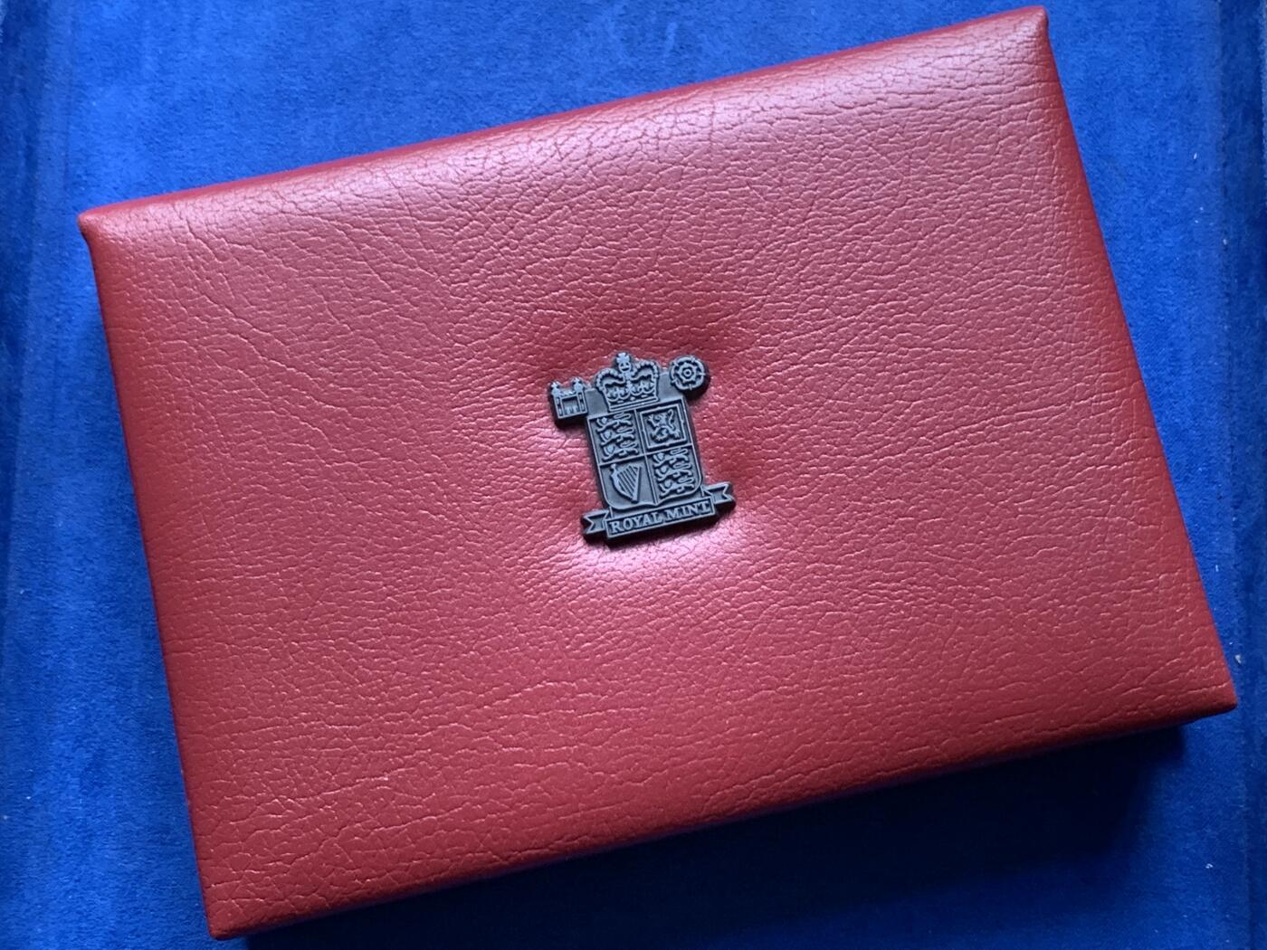 《竞宝斋》第284场- 周日，周一 2场连拍 （全场包邮） 英国2001年精致套币Proof 原盒证，带5镑维多利亚女王纪念币，封面附带原厂标识，品相极好