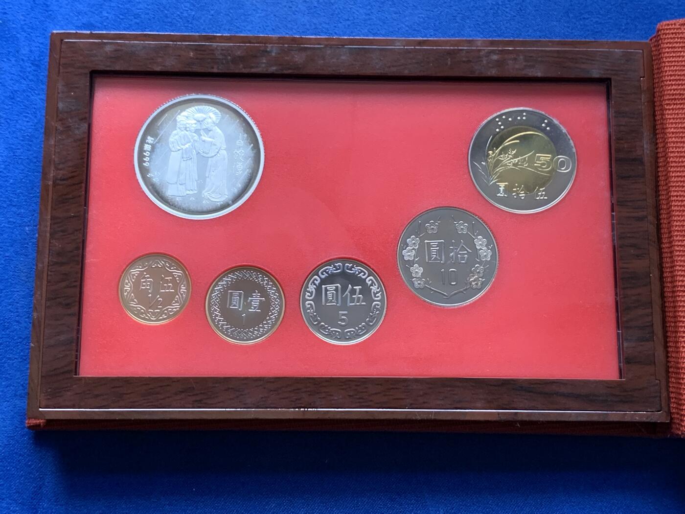 《竞宝斋》第284场- 周日，周一 2场连拍 （全场包邮） 台湾省民国九十年第一轮蛇年精致套币 含二分之一盎司大银章 以及精致莫那鲁道纪念币  现在很难再运进来