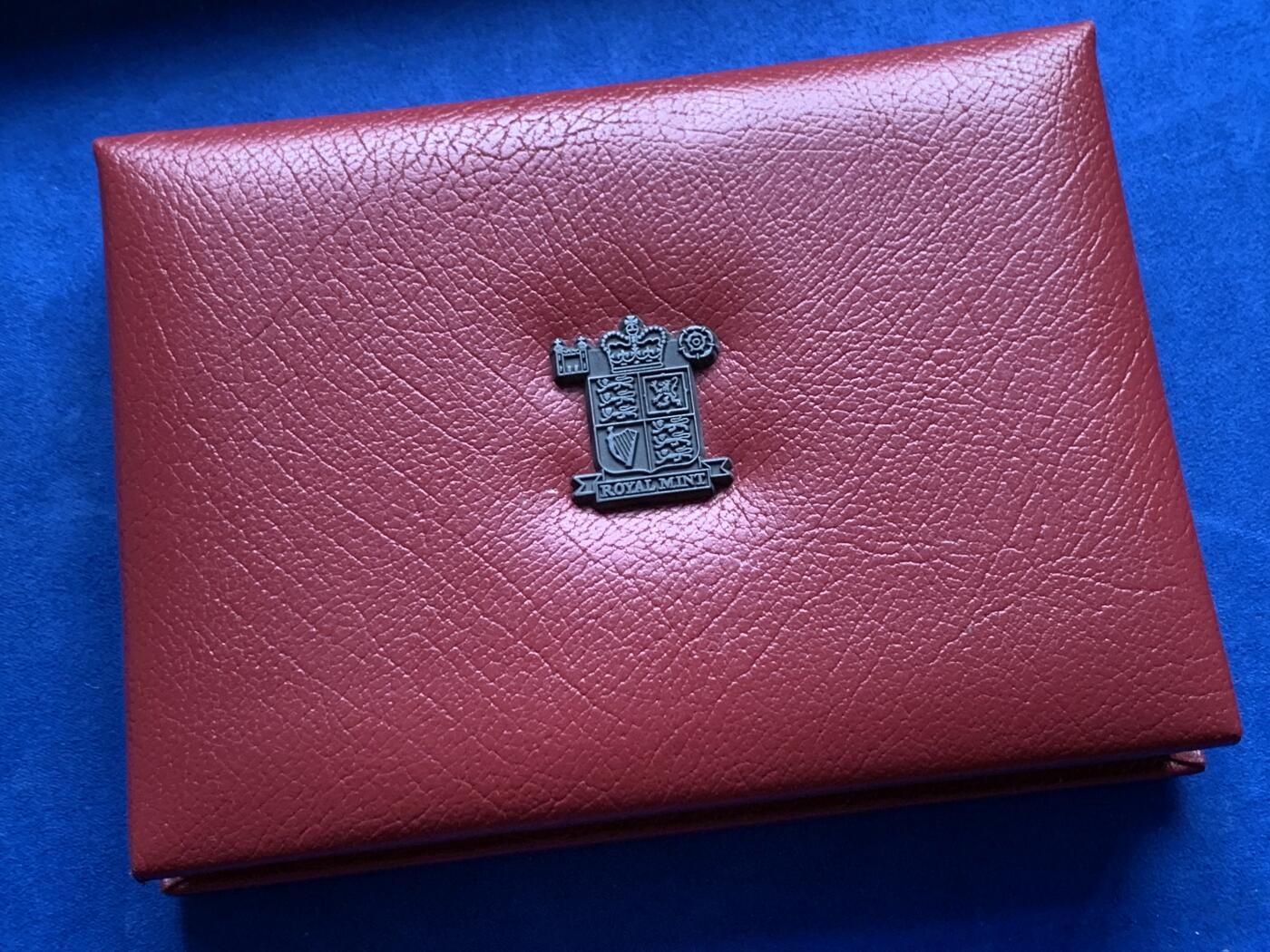 《竞宝斋》第284场- 周日，周一 2场连拍 （全场包邮） 英国2007年精致套币Proof 原盒证，带5镑伊丽莎白女王纪念币，封面附带原厂标识，品相极好