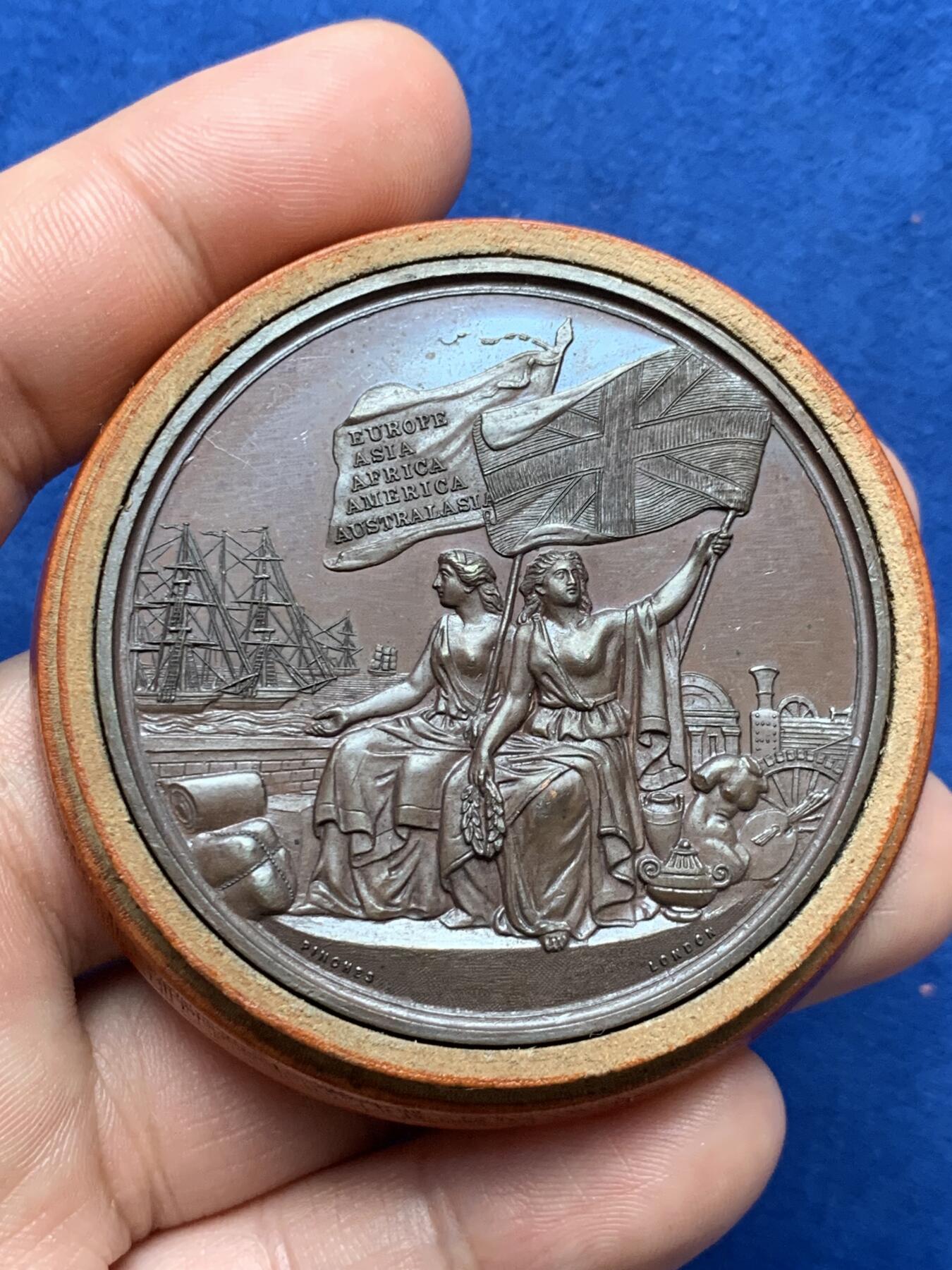 《竞宝斋》第285场- 周日，周一 2场连拍 （全场包邮） 英国1862水晶宫纪念铜章 51mm大尺寸版 61.4g 加厚高浮雕 细节繁华 2022年sbp拍卖42mm小尺寸版264美元 带高级原木盒