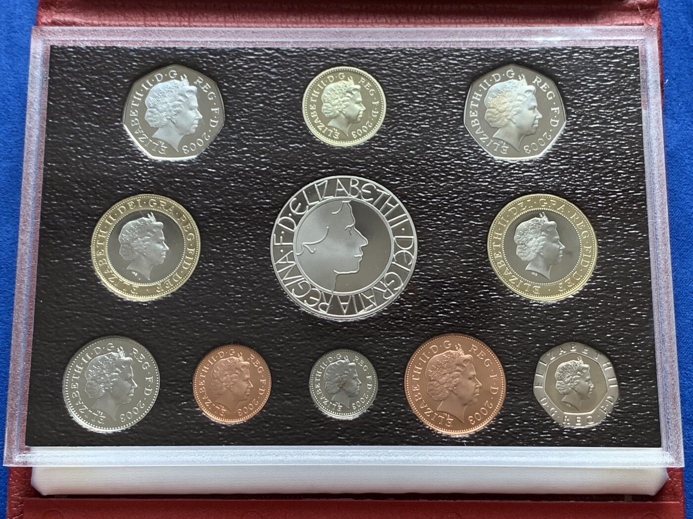 《竞宝斋》第285场- 周日，周一 2场连拍 （全场包邮） 英国2003年精致套币Proof 原盒证 带5镑伊丽莎白女王纪念币 封面附带原厂标识 品相不错 细节见图