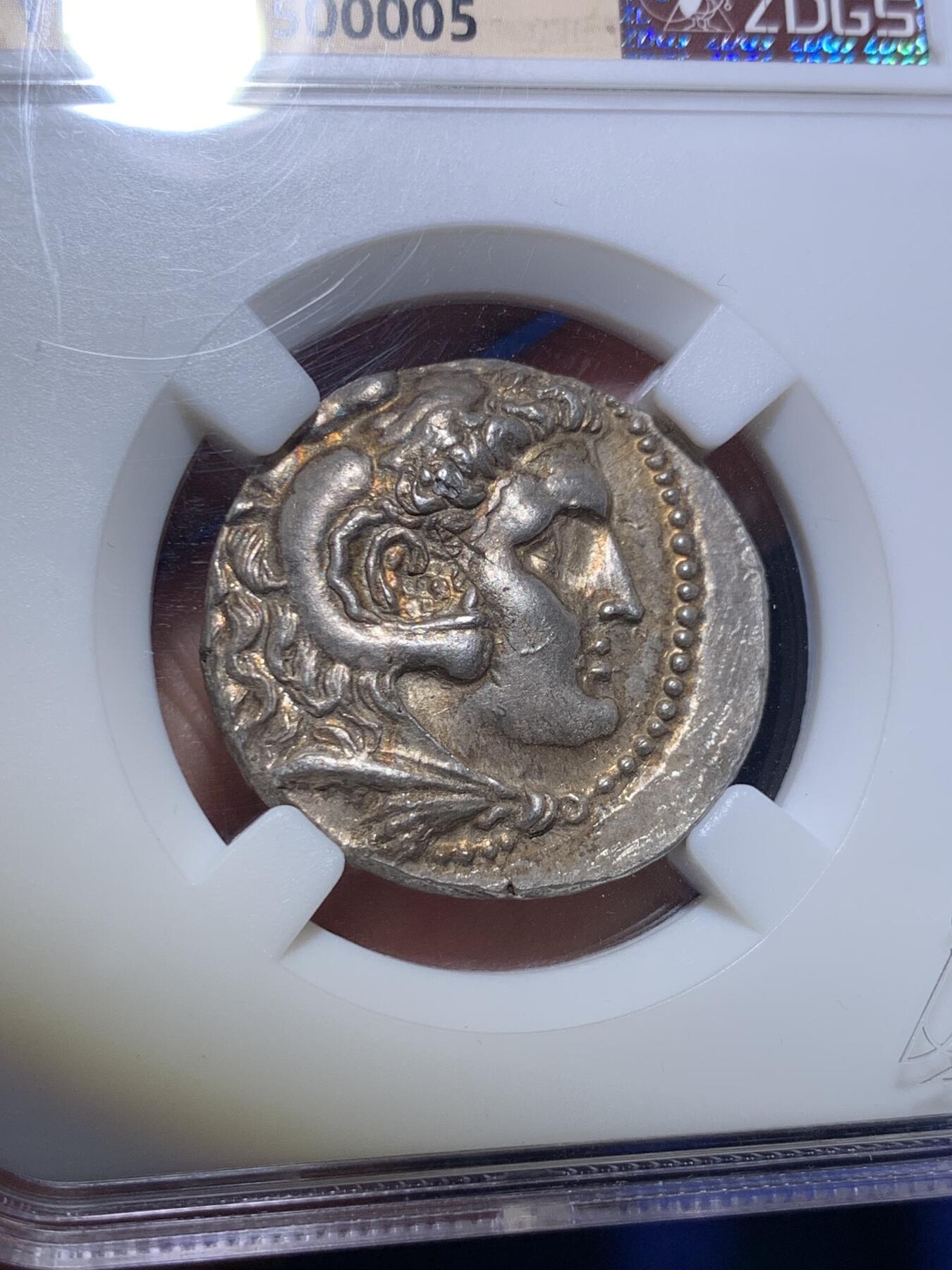 《竞宝斋》第285场- 周日，周一 2场连拍 （全场包邮） 众诚详评AU 古希腊亚历山大大帝4德大银币 极品品相原光 背面宙斯手托胜利女神NIKE 艺术感和观感极佳 惊为天人 少见的塞琉古一世铸造