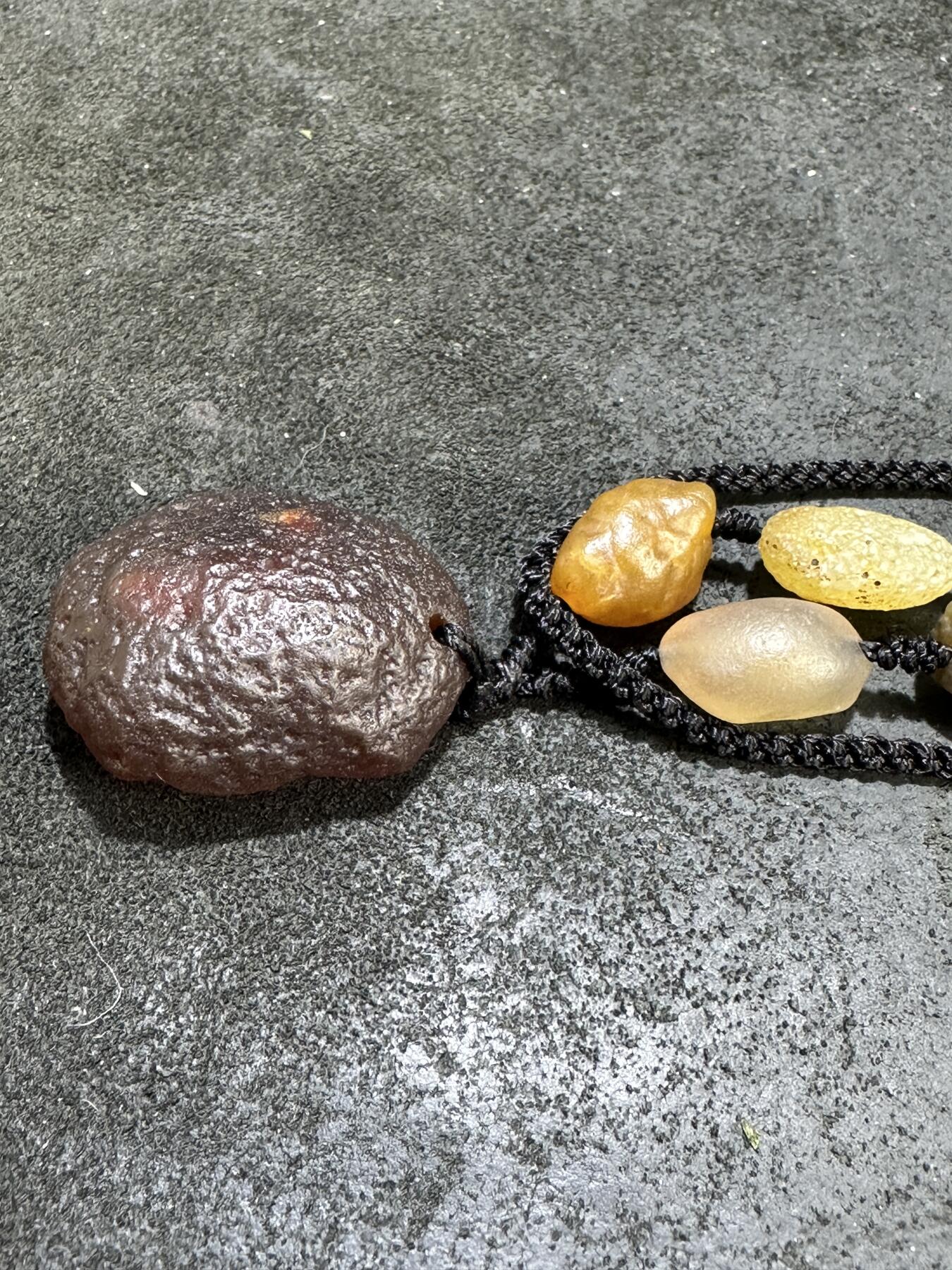 精美天然阿拉善彩珠玛瑙项链一条，，