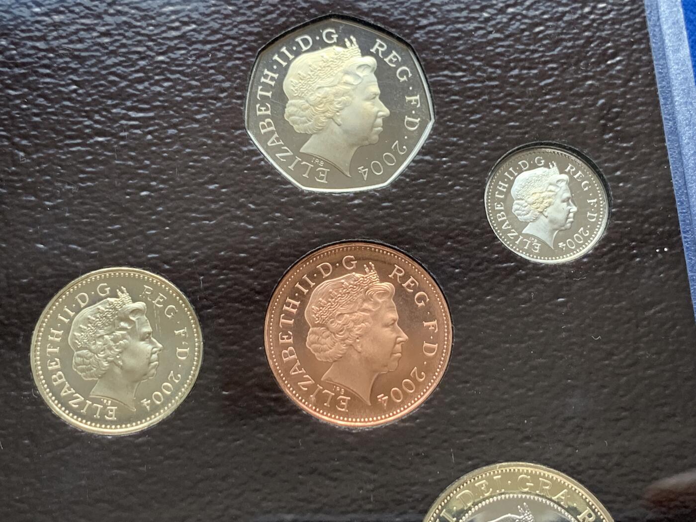 《竞宝斋》第285场- 周日，周一 2场连拍 （全场包邮） 英国2004年精致套币Proof 原盒证 封面附带原厂标识，品相不错 细节见图