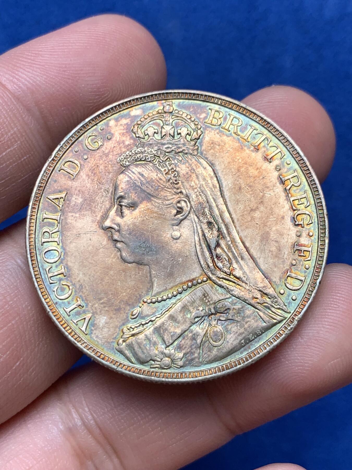 《竞宝斋》第285场- 周日，周一 2场连拍 （全场包邮） 英国1891年维多利亚高冠马剑克朗银币 包浆绚丽 状态不错