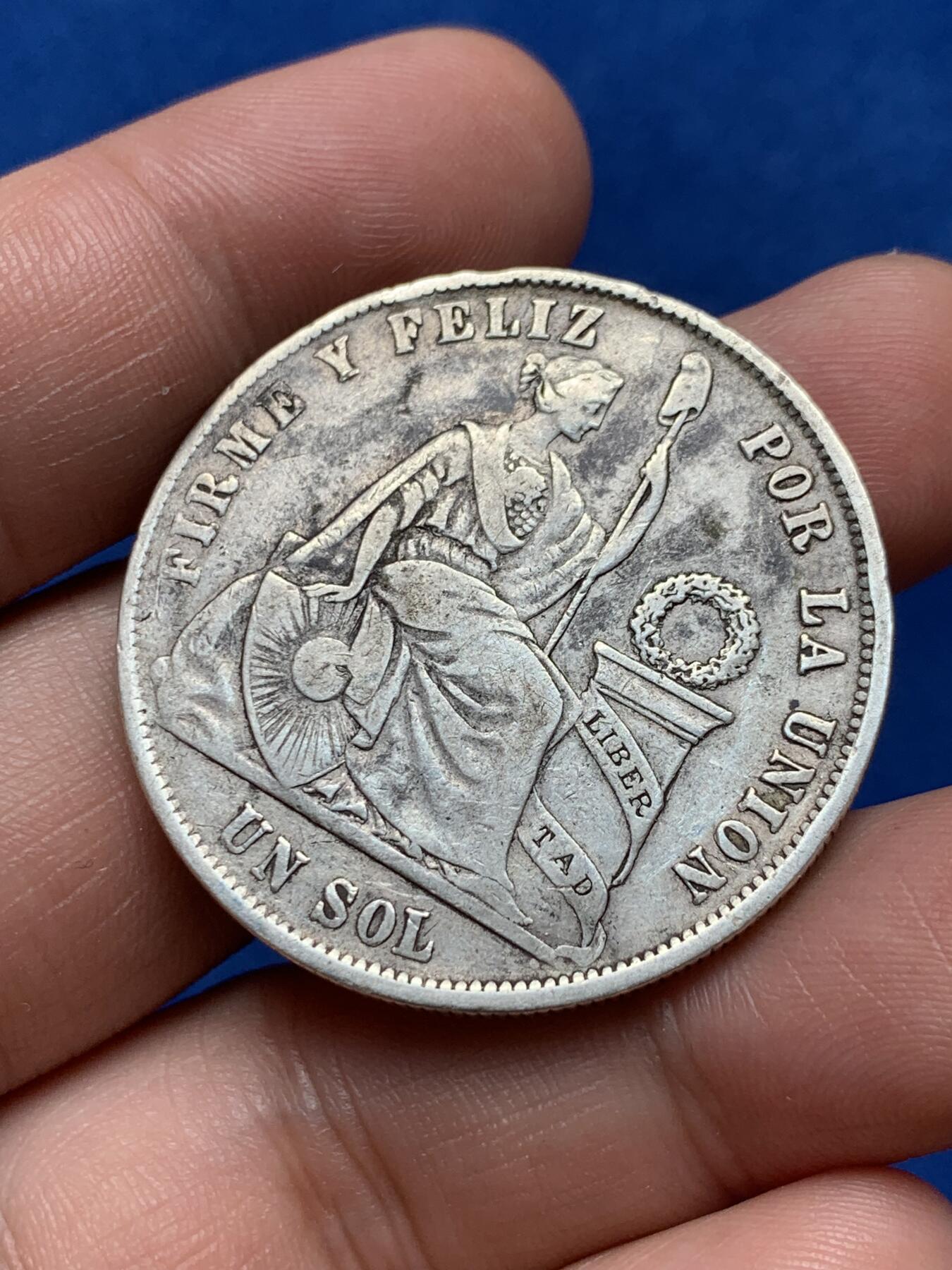 《竞宝斋》第285场- 周日，周一 2场连拍 （全场包邮） 秘鲁1872年坐人女神银币 高银版 早期年份 经典品种