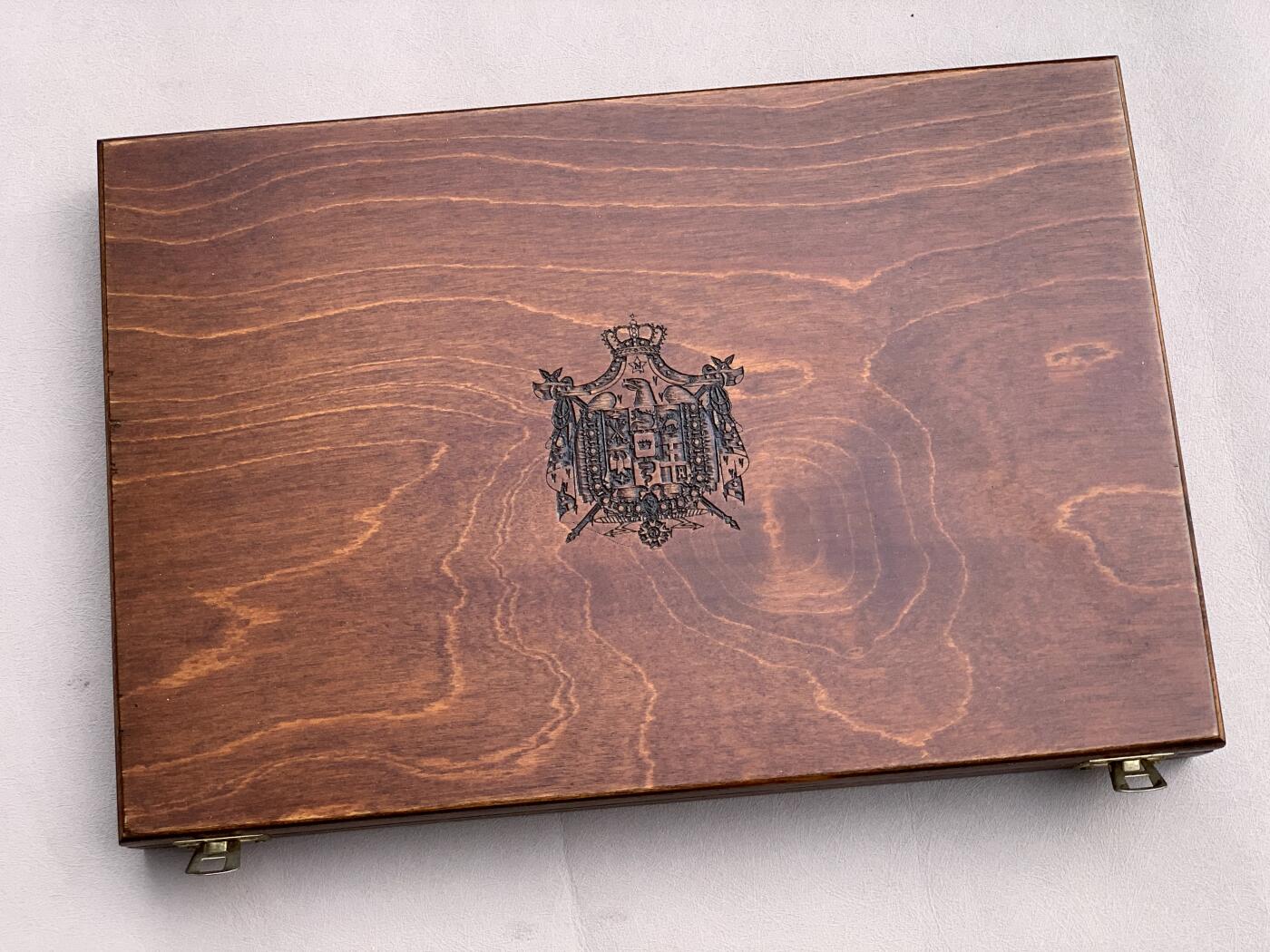 《竞宝斋》第285场- 周日，周一 2场连拍 （全场包邮） Coins & More意大利纯手工实木高端钱币收纳盒。长宽高约：353x243x37mm，格子内径约：58.6X65.5mm