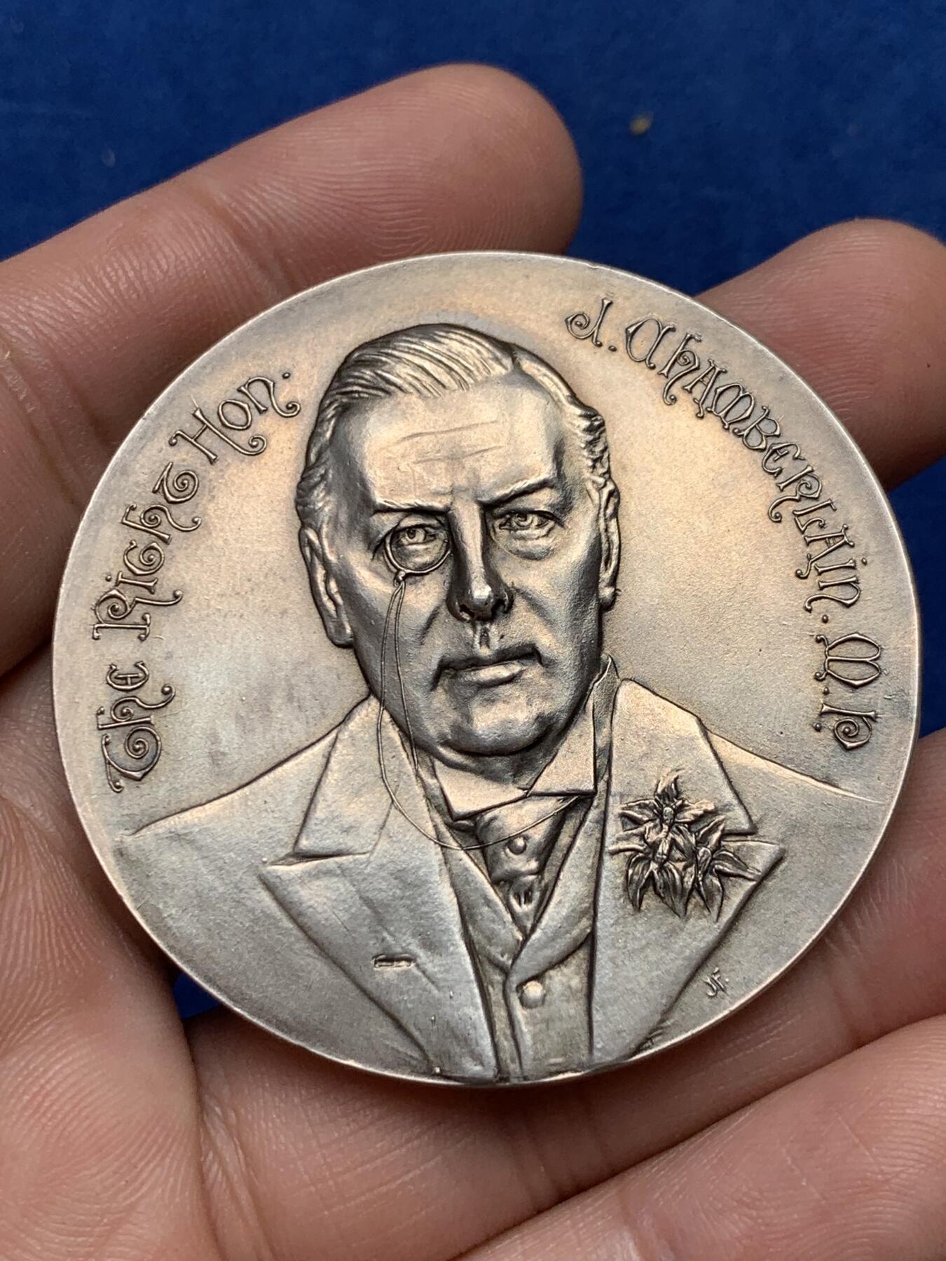 《竞宝斋》第285场- 周日，周一 2场连拍 （全场包邮） 英国1903年殖民地大臣约瑟夫-张伯伦访问南非大银章 50.8mm 51.1g 罕见 原盒有损 细节见图