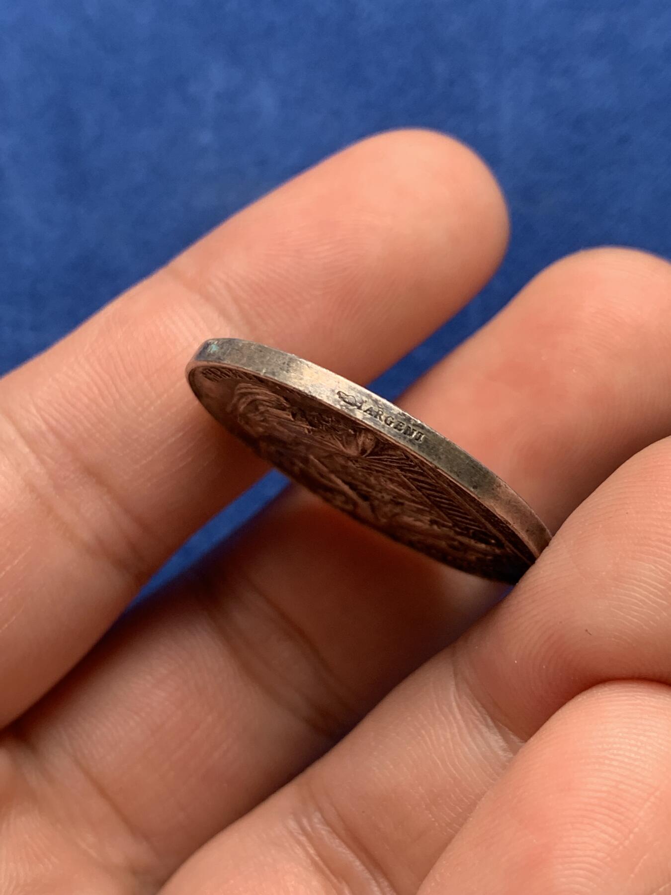 《竞宝斋》第285场- 周日，周一 2场连拍 （全场包邮） 法国1908婚姻纪念圆型银章 牵手 丰饶角边铭 29mm 12.2g