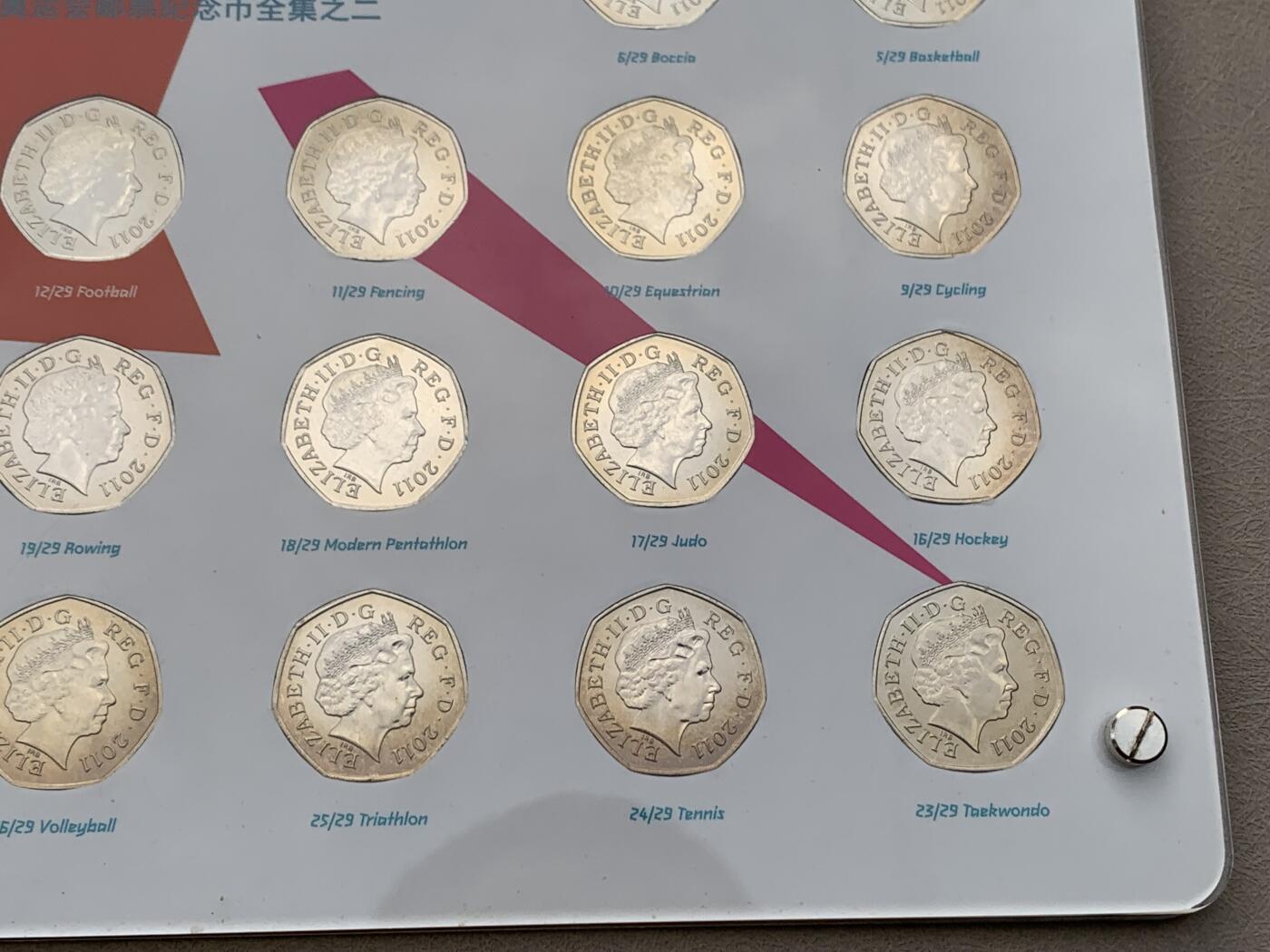 《竞宝斋》第285场- 周日，周一 2场连拍 （全场包邮） 英国伦敦奥运会50便士纪念币29枚大全套 亚克力板装 附赠一个小册子