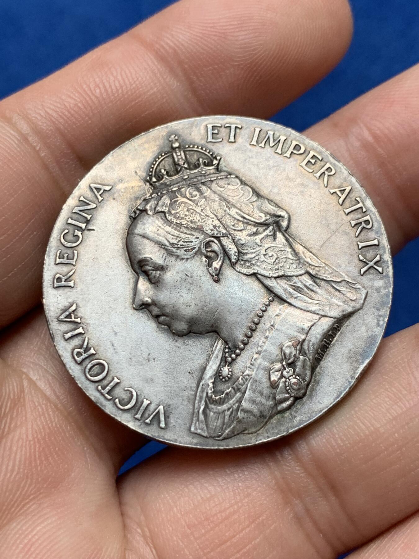 《竞宝斋》第285场- 周日，周一 2场连拍 （全场包邮） 英国1897年维多利亚加冕60周年纪念镀银纪念章 细节见图 34.4mm 28.2g