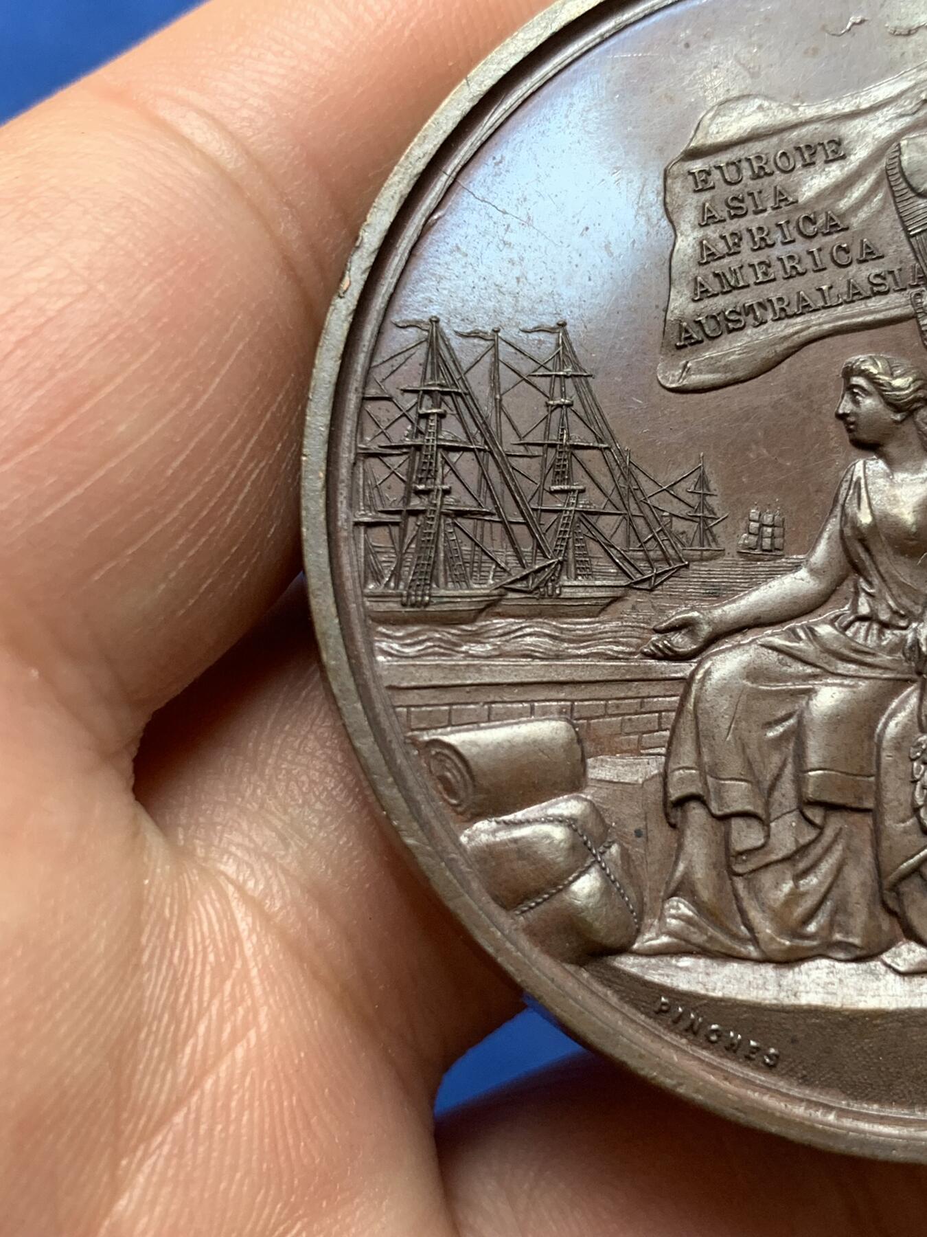 《竞宝斋》第285场- 周日，周一 2场连拍 （全场包邮） 英国1862水晶宫纪念铜章 51mm大尺寸版 61.4g 加厚高浮雕 细节繁华 2022年sbp拍卖42mm小尺寸版264美元 带高级原木盒