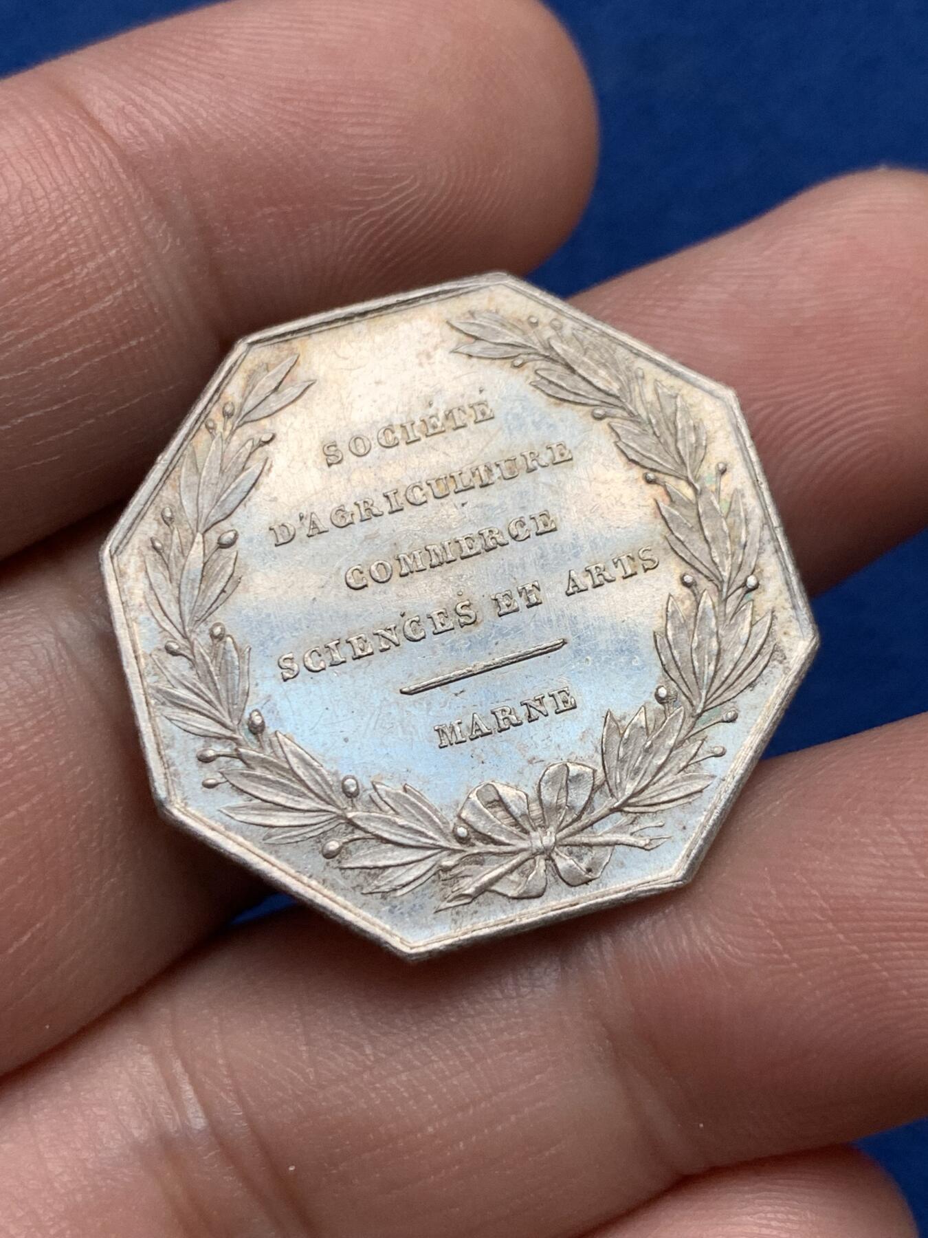 《竞宝斋》第285场- 周日，周一 2场连拍 （全场包邮） 法国马恩农业园艺渔业和狩猎协会八角银代币 油灯边铭 28mm 9.4g