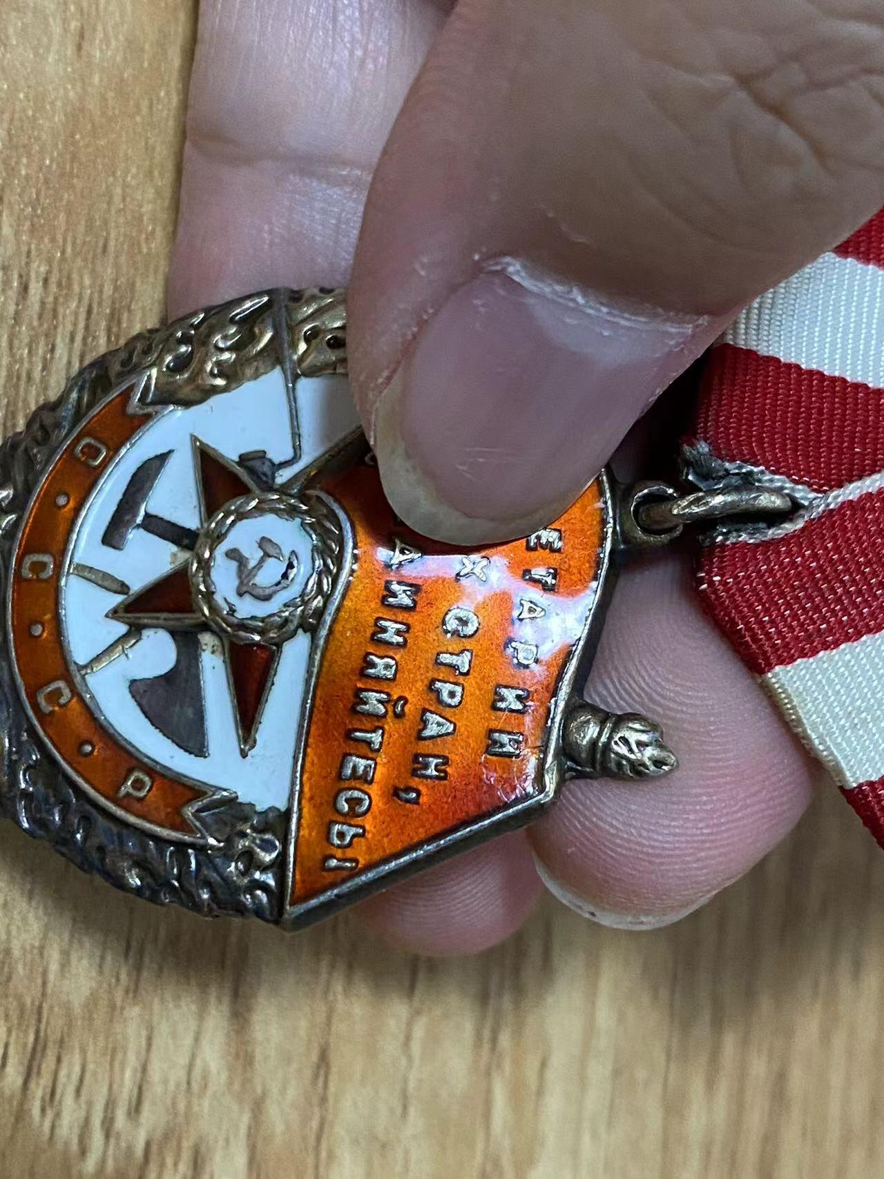 苏联勋章奖章6月30日拍卖7月7日晚上九点结束在麦稀奇 苏联红旗勋章NKVD 254991第一排最后一个字母 有脱皮 第三排第二个字母微小掉皮 没有登记卡 另一个系统查的均令 有明确的数字 属于NKVD高级军官 档案还没解密 人民网查不到 奖励卡 非服役 Любимов Евгений Николаевич