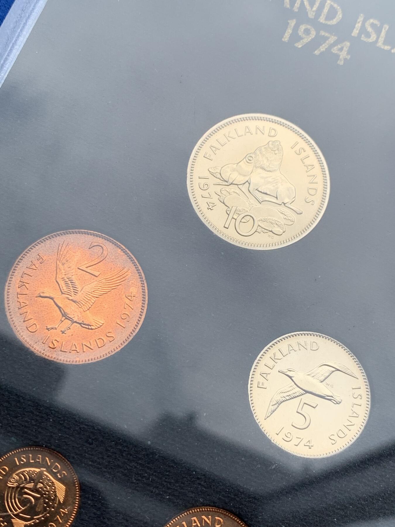《竞宝斋》第285场- 周日，周一 2场连拍 （全场包邮） 福克兰群岛1974年精制套币 此为福克兰群岛首套精制套币