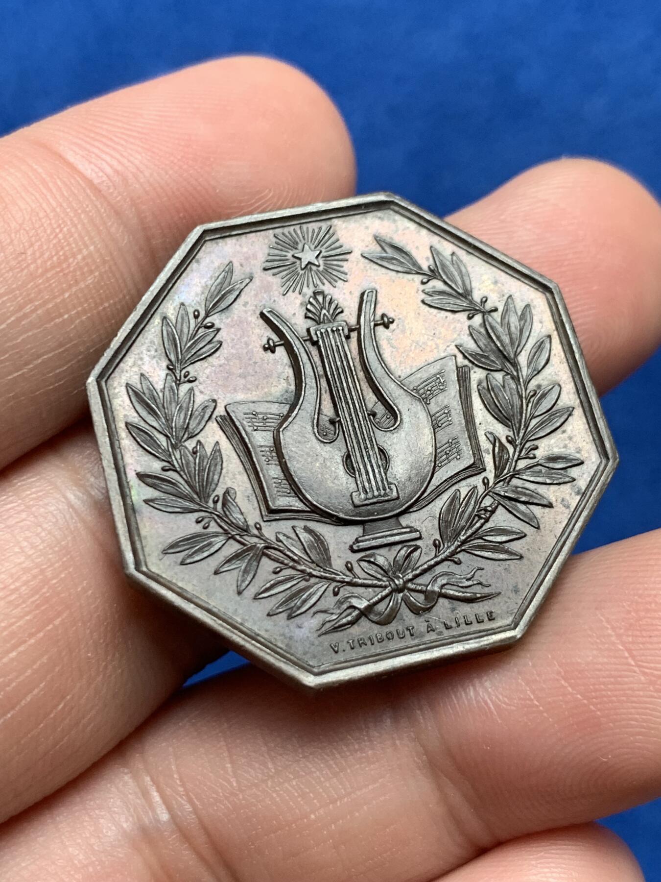 《竞宝斋》第285场- 周日，周一 2场连拍 （全场包邮） 1854年 法国音乐学院八角铜章 难得一见 细节极美 可以入盒