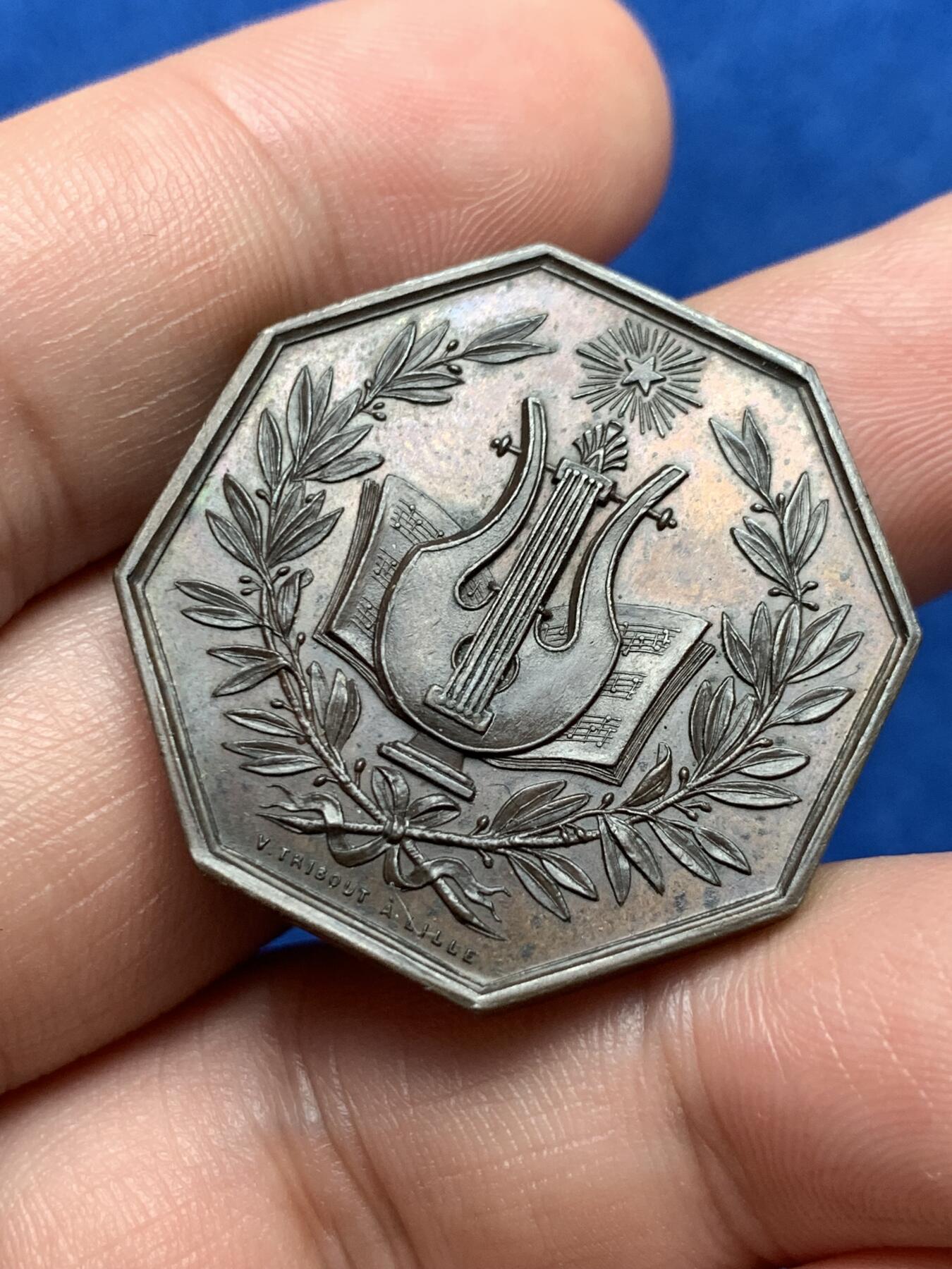 《竞宝斋》第285场- 周日，周一 2场连拍 （全场包邮） 1854年 法国音乐学院八角铜章 难得一见 细节极美 可以入盒