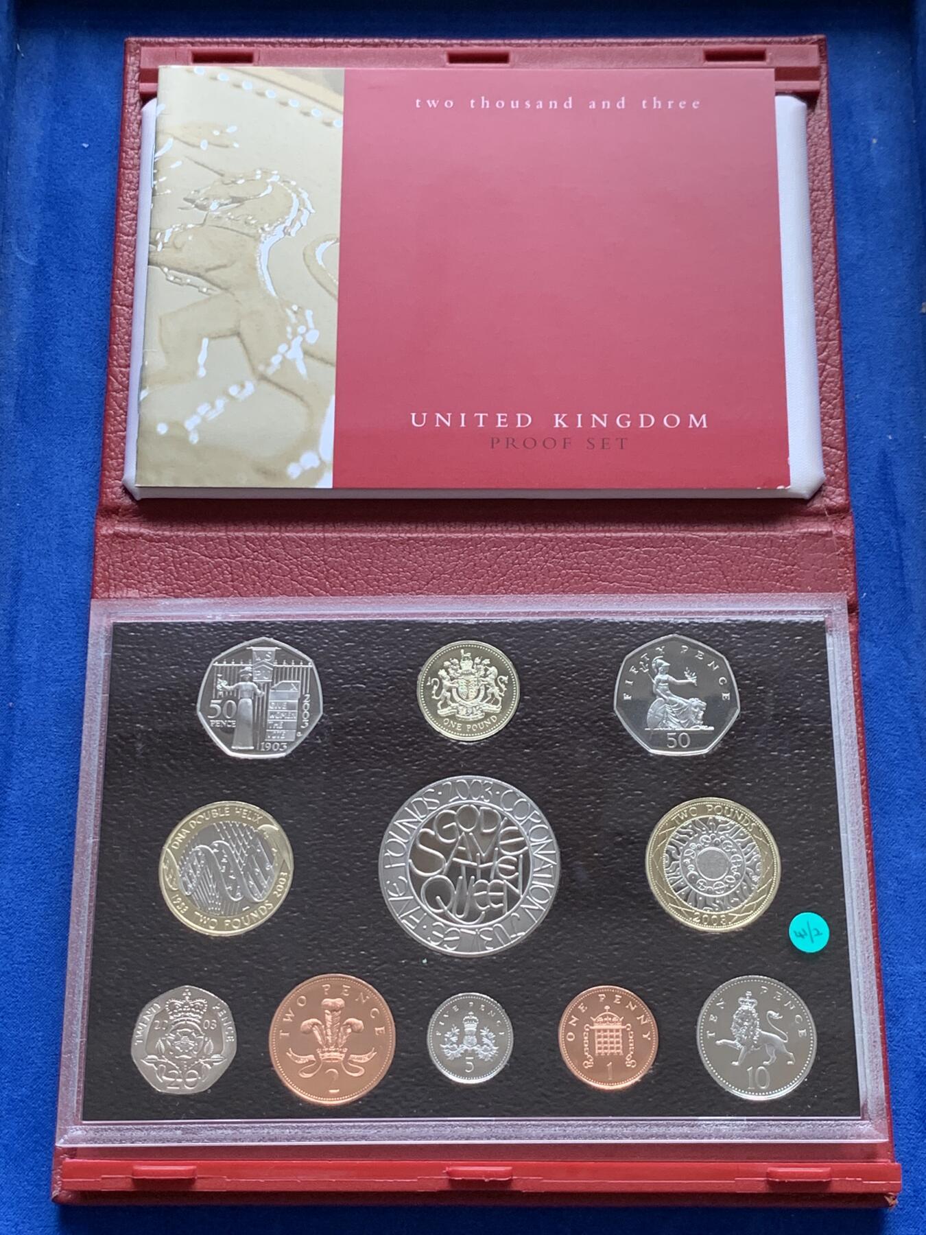 《竞宝斋》第285场- 周日，周一 2场连拍 （全场包邮） 英国2003年精致套币Proof 原盒证 带5镑伊丽莎白女王纪念币 封面附带原厂标识 品相不错 细节见图