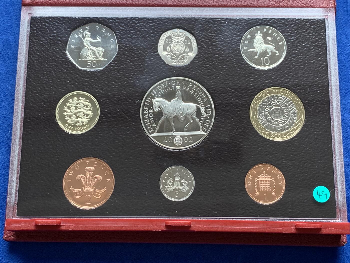 《竞宝斋》第285场- 周日，周一 2场连拍 （全场包邮） 英国2002年精致套币Proof 原盒证 带5镑伊丽莎白女王纪念币 封面附带原厂标识 品相不错 细节见图