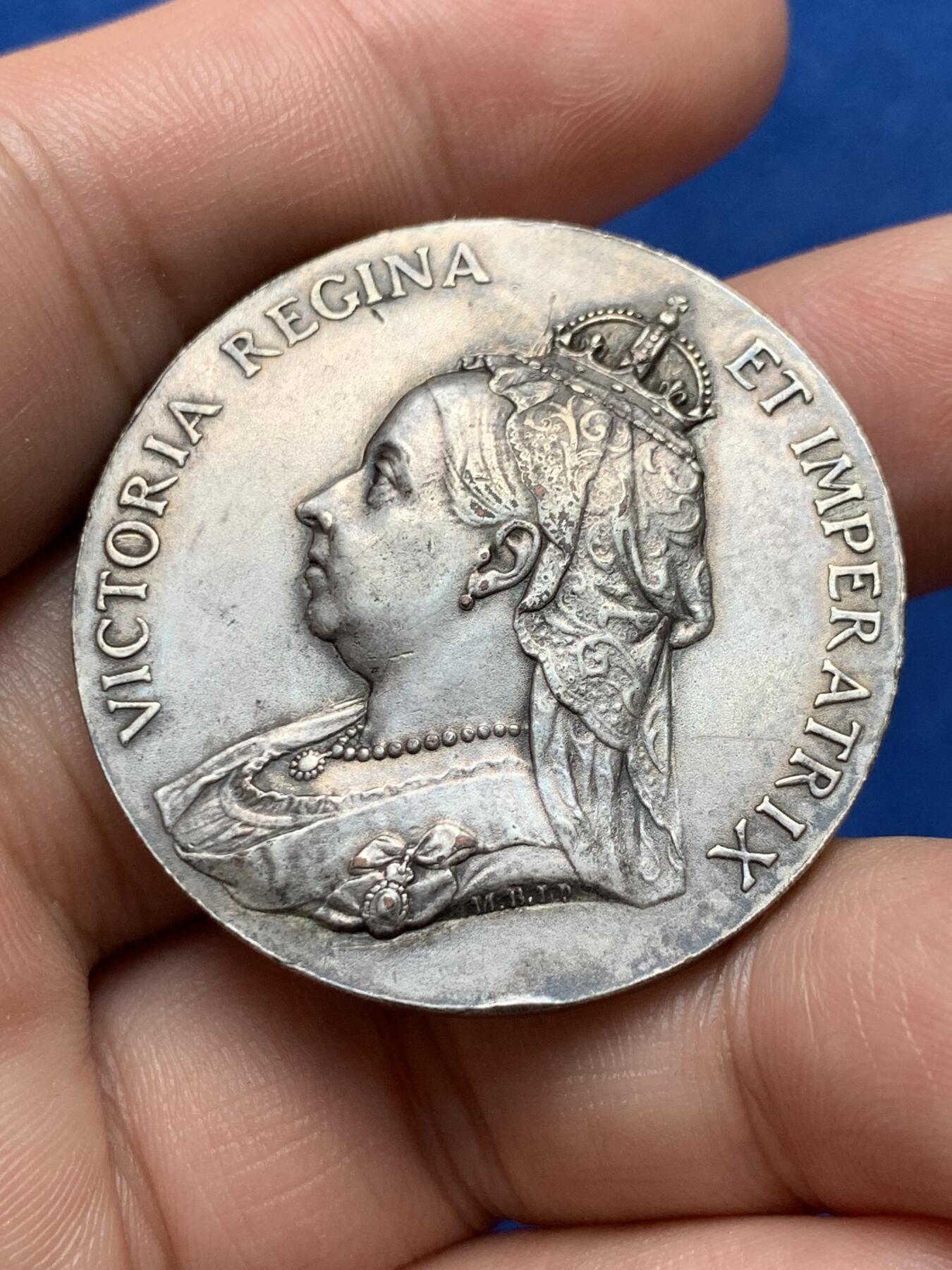 《竞宝斋》第285场- 周日，周一 2场连拍 （全场包邮） 英国1897年维多利亚加冕60周年纪念镀银纪念章 细节见图 34.4mm 28.2g