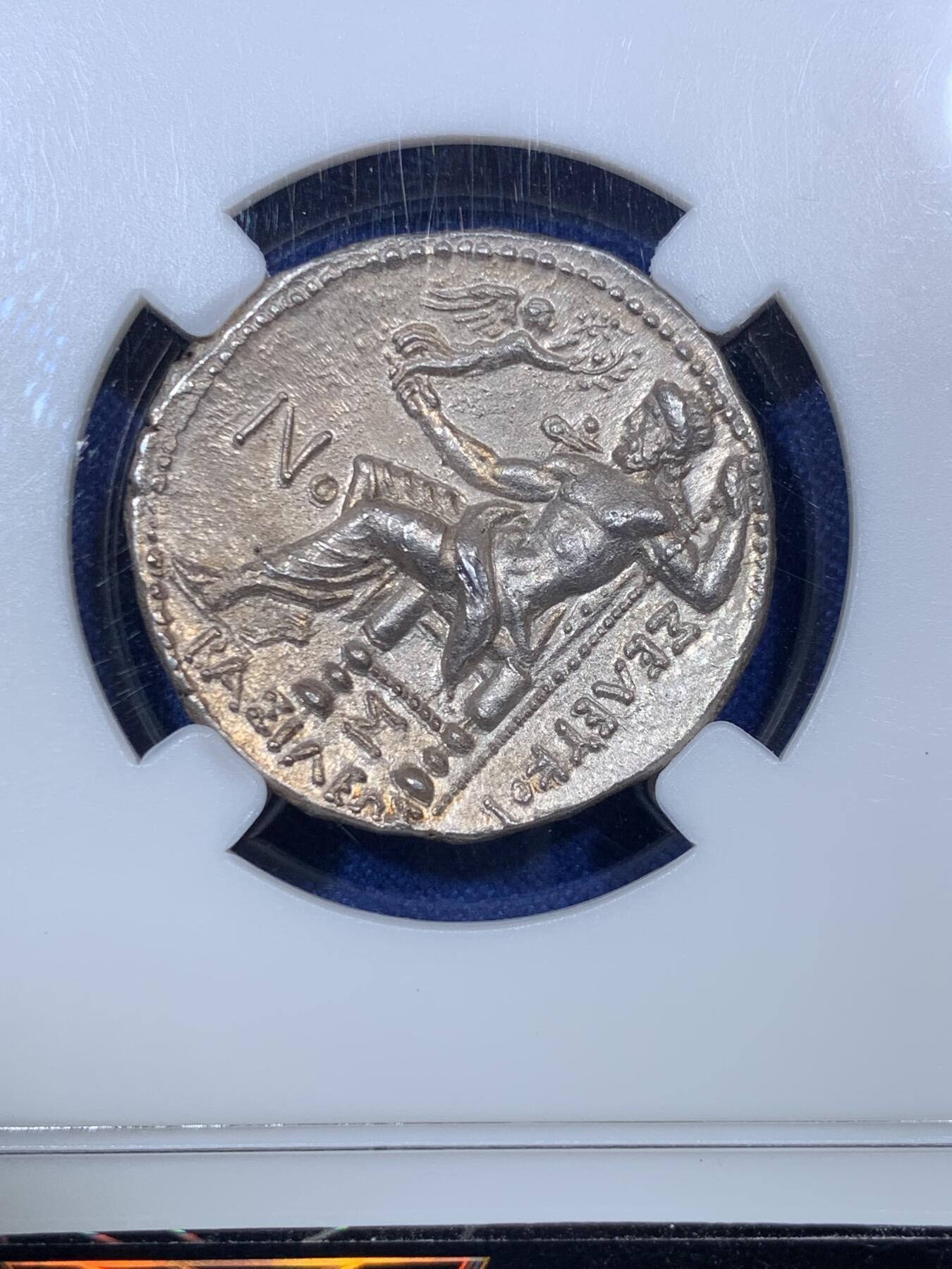 《竞宝斋》第285场- 周日，周一 2场连拍 （全场包邮） 众诚详评AU 古希腊亚历山大大帝4德大银币 极品品相原光 背面宙斯手托胜利女神NIKE 艺术感和观感极佳 惊为天人 少见的塞琉古一世铸造