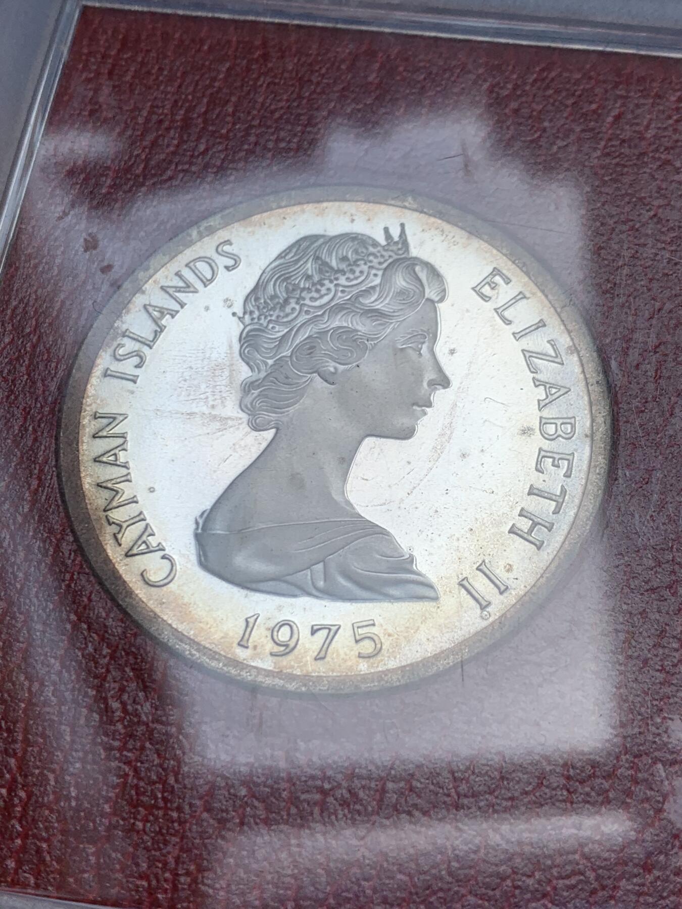 《竞宝斋》第285场- 周日，周一 2场连拍 （全场包邮） 开曼群岛1975年伊丽莎白二世年轻头像5DOLLARS精制币 925银 35.5g 原盒封装 自然氧化已往环彩发展 UNC转光 状态极佳