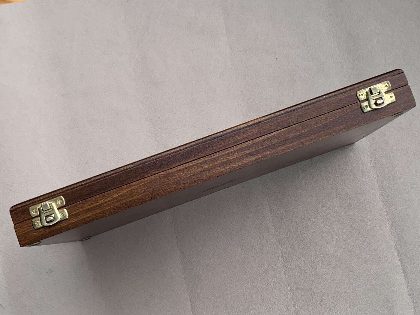 《竞宝斋》第285场- 周日，周一 2场连拍 （全场包邮） Coins & More意大利纯手工实木高端钱币收纳盒。长宽高约：353x243x37mm，格子内径约：58.6X65.5mm