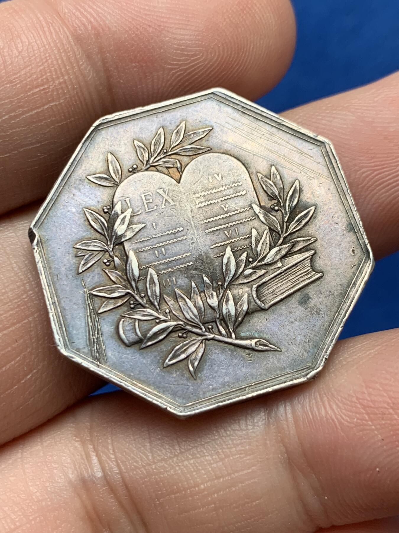 《竞宝斋》第285场- 周日，周一 2场连拍 （全场包邮） 亚眠驻法庭律师协会八角银质代币 比较少见的品种 双面原味老包浆 29.7mm 16g 细节见图