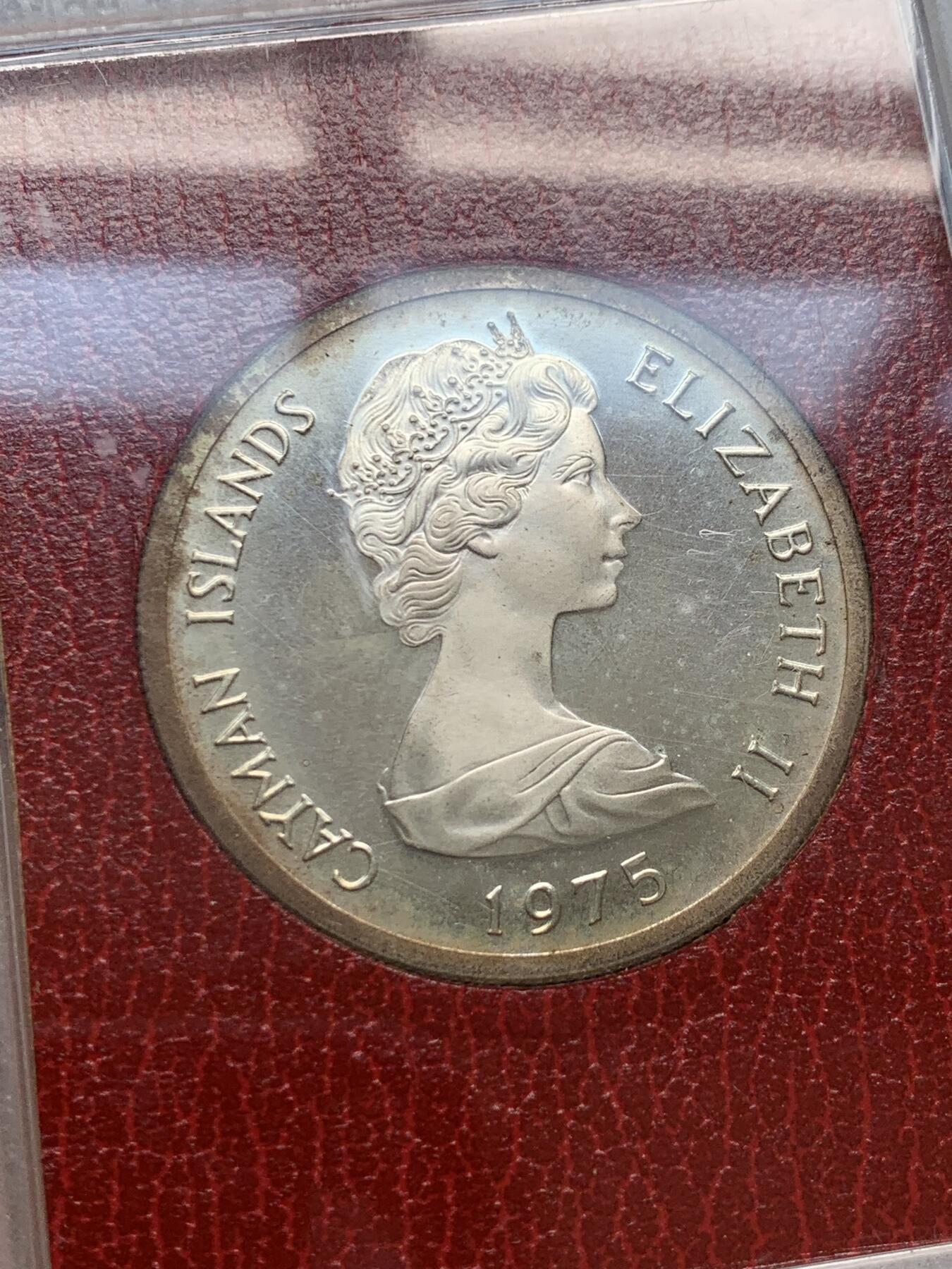 《竞宝斋》第285场- 周日，周一 2场连拍 （全场包邮） 开曼群岛1975年伊丽莎白二世年轻头像5DOLLARS精制币 925银 35.5g 原盒封装 自然氧化已往环彩发展 UNC转光 状态极佳