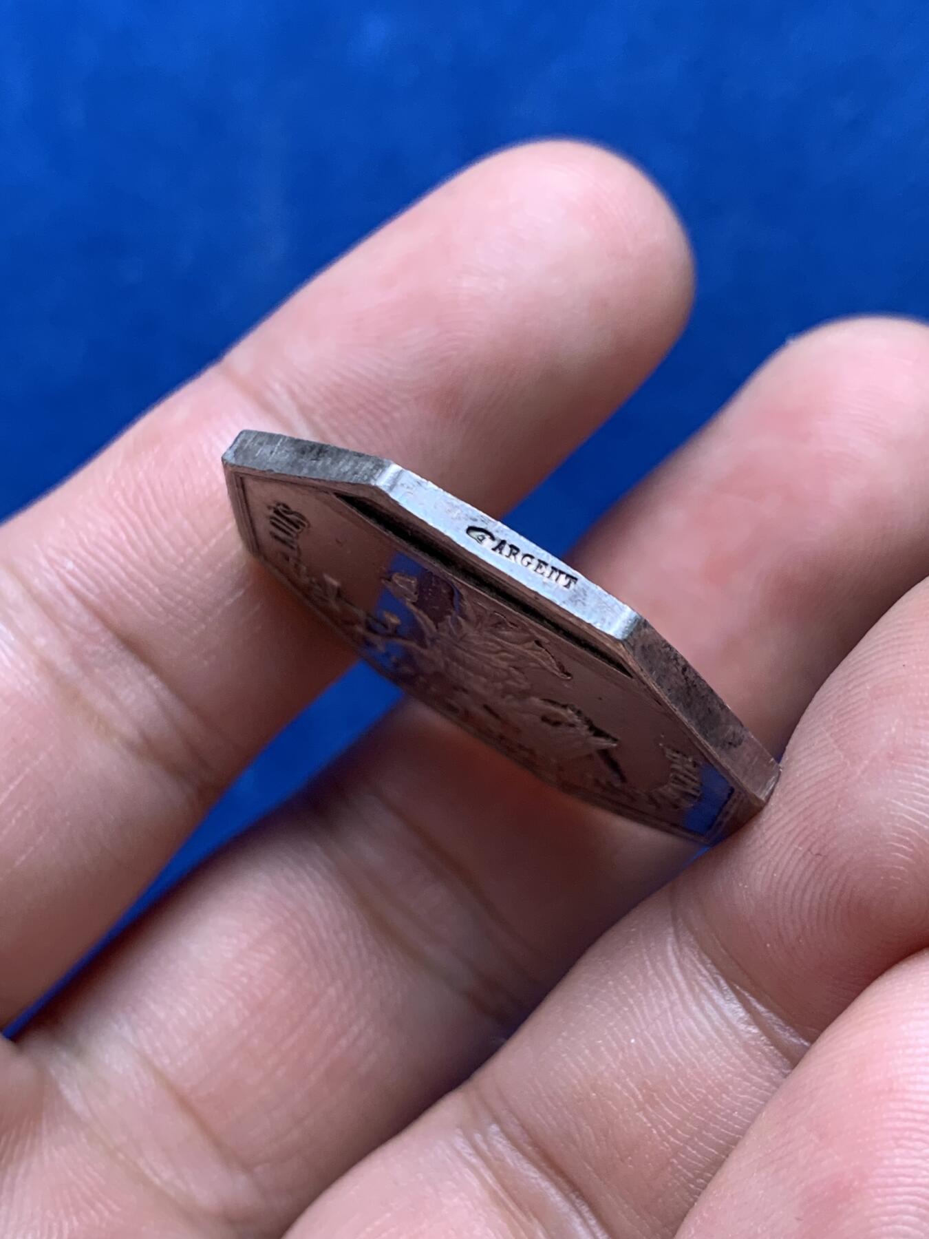 《竞宝斋》第285场- 周日，周一 2场连拍 （全场包邮） 1845-1860年 法国普瓦捷市公证人银章 正义女神细节漂亮 两面底板镜面光感 品相好 可入盒