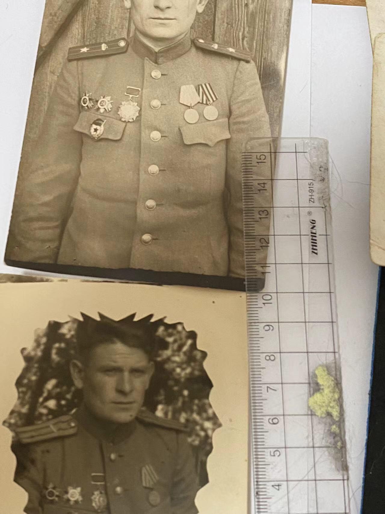 苏联勋章奖章6月30日拍卖7月7日晚上九点结束在麦稀奇 苏联近卫军少校尼古拉瓦西里耶维奇的5张照片 一张早期哥萨克骑兵的好像是勿纠结 两张45年左右的 后面都有文字  两张部队的合照