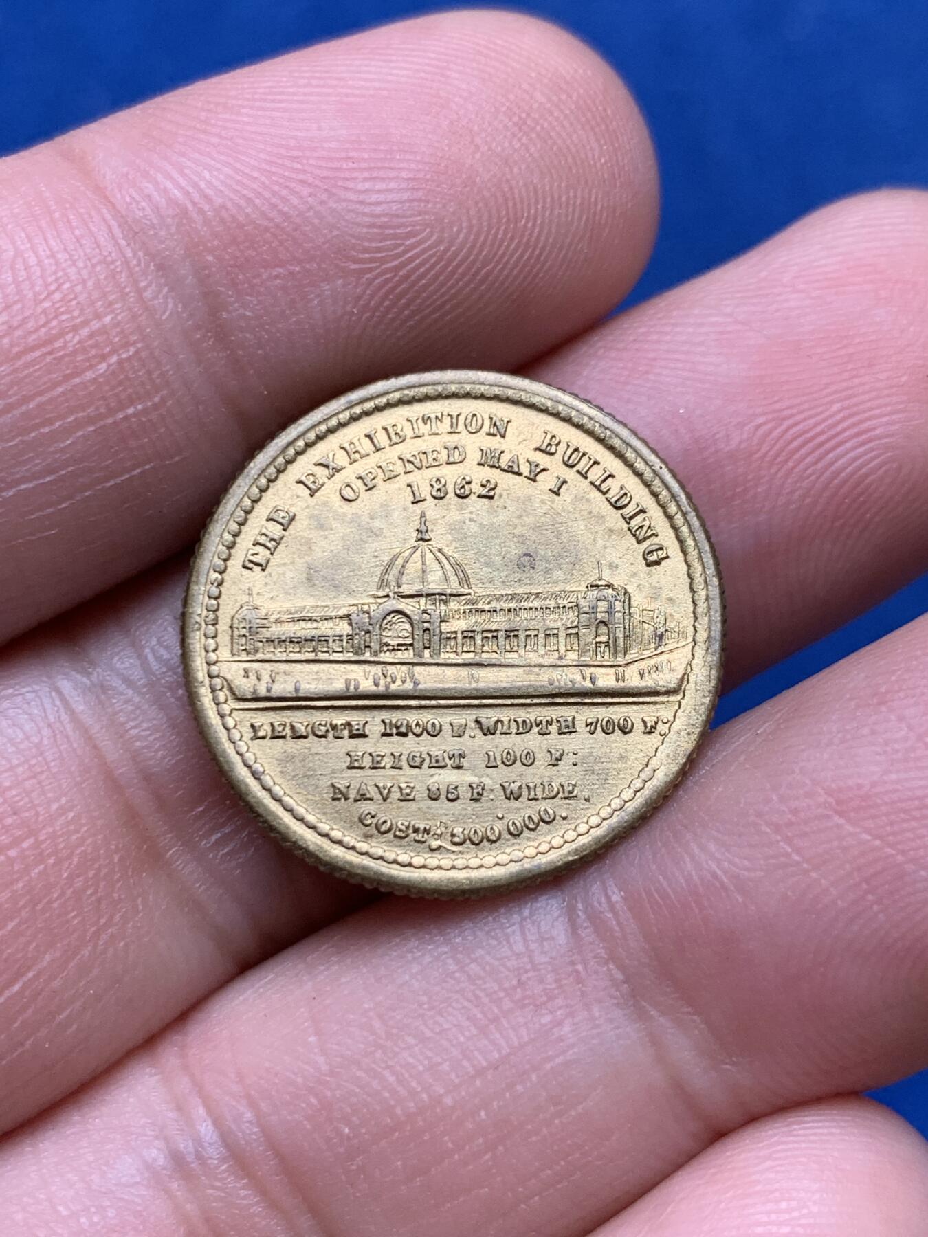 《竞宝斋》第285场- 周日，周一 2场连拍 （全场包邮） 英国1862维多利亚伦敦世界博览会水晶宫镀金纪念章 少见 22.5mm 4.1g