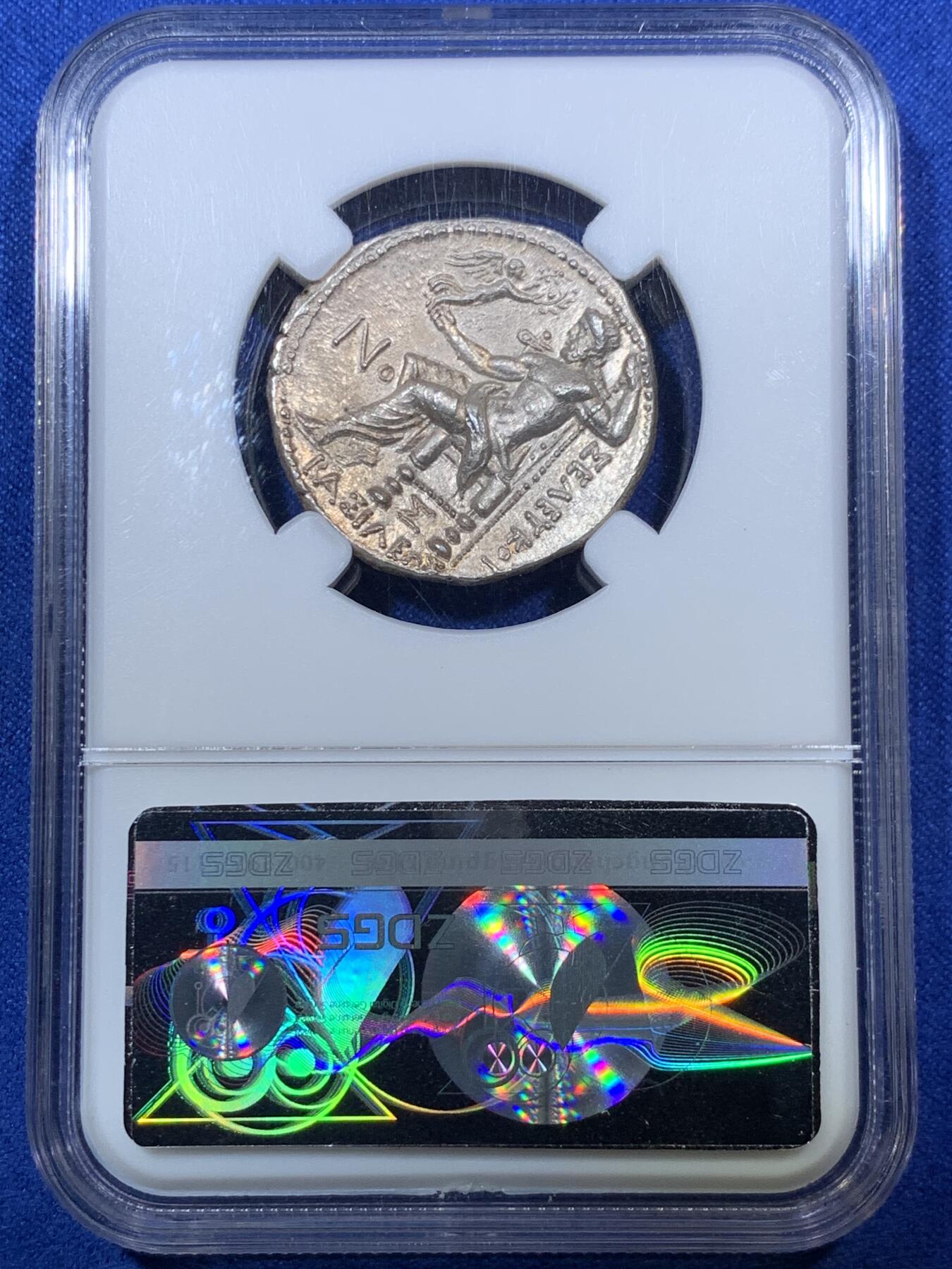 《竞宝斋》第285场- 周日，周一 2场连拍 （全场包邮） 众诚详评AU 古希腊亚历山大大帝4德大银币 极品品相原光 背面宙斯手托胜利女神NIKE 艺术感和观感极佳 惊为天人 少见的塞琉古一世铸造