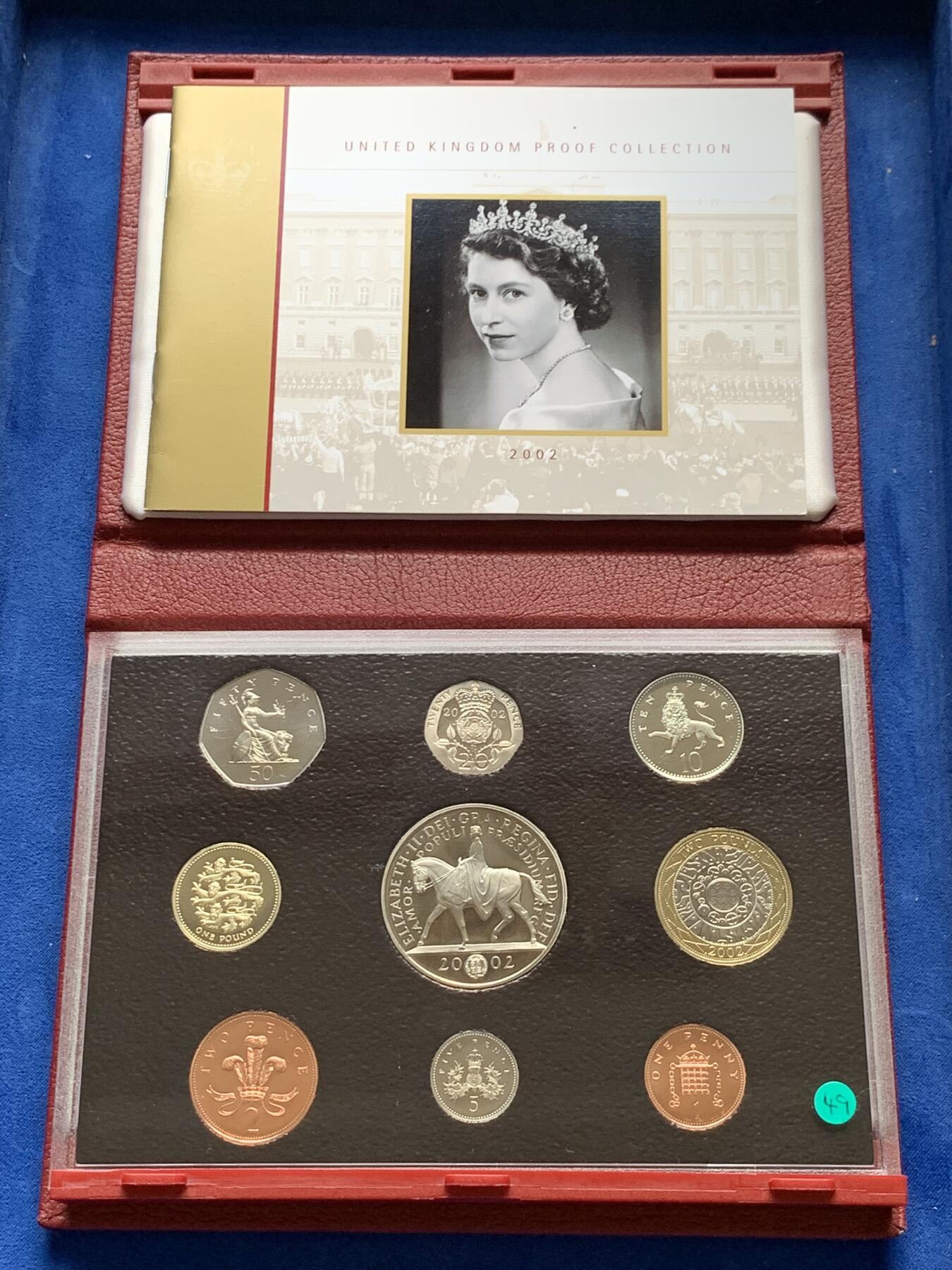 《竞宝斋》第285场- 周日，周一 2场连拍 （全场包邮） 英国2002年精致套币Proof 原盒证 带5镑伊丽莎白女王纪念币 封面附带原厂标识 品相不错 细节见图