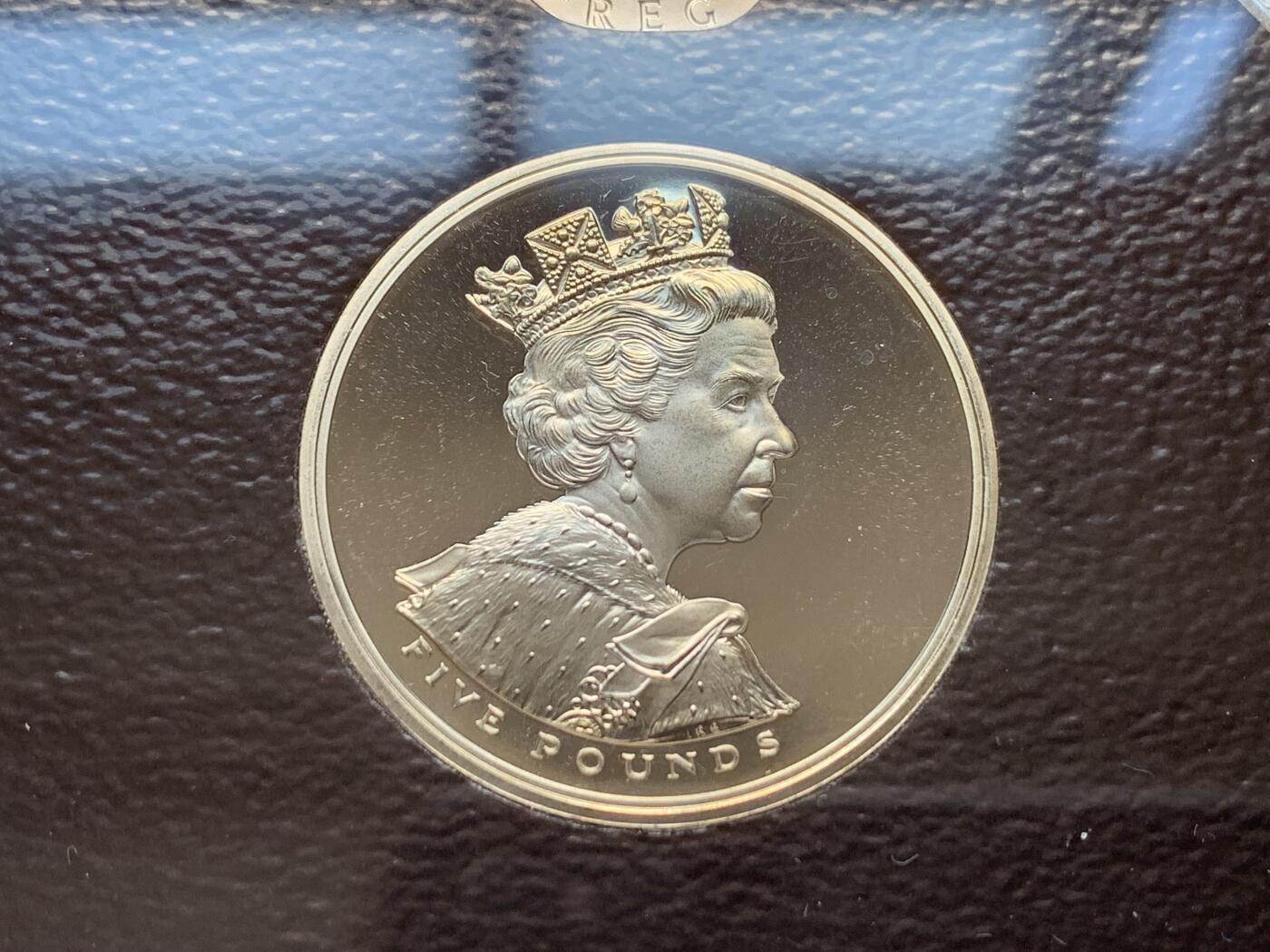 《竞宝斋》第285场- 周日，周一 2场连拍 （全场包邮） 英国2002年精致套币Proof 原盒证 带5镑伊丽莎白女王纪念币 封面附带原厂标识 品相不错 细节见图