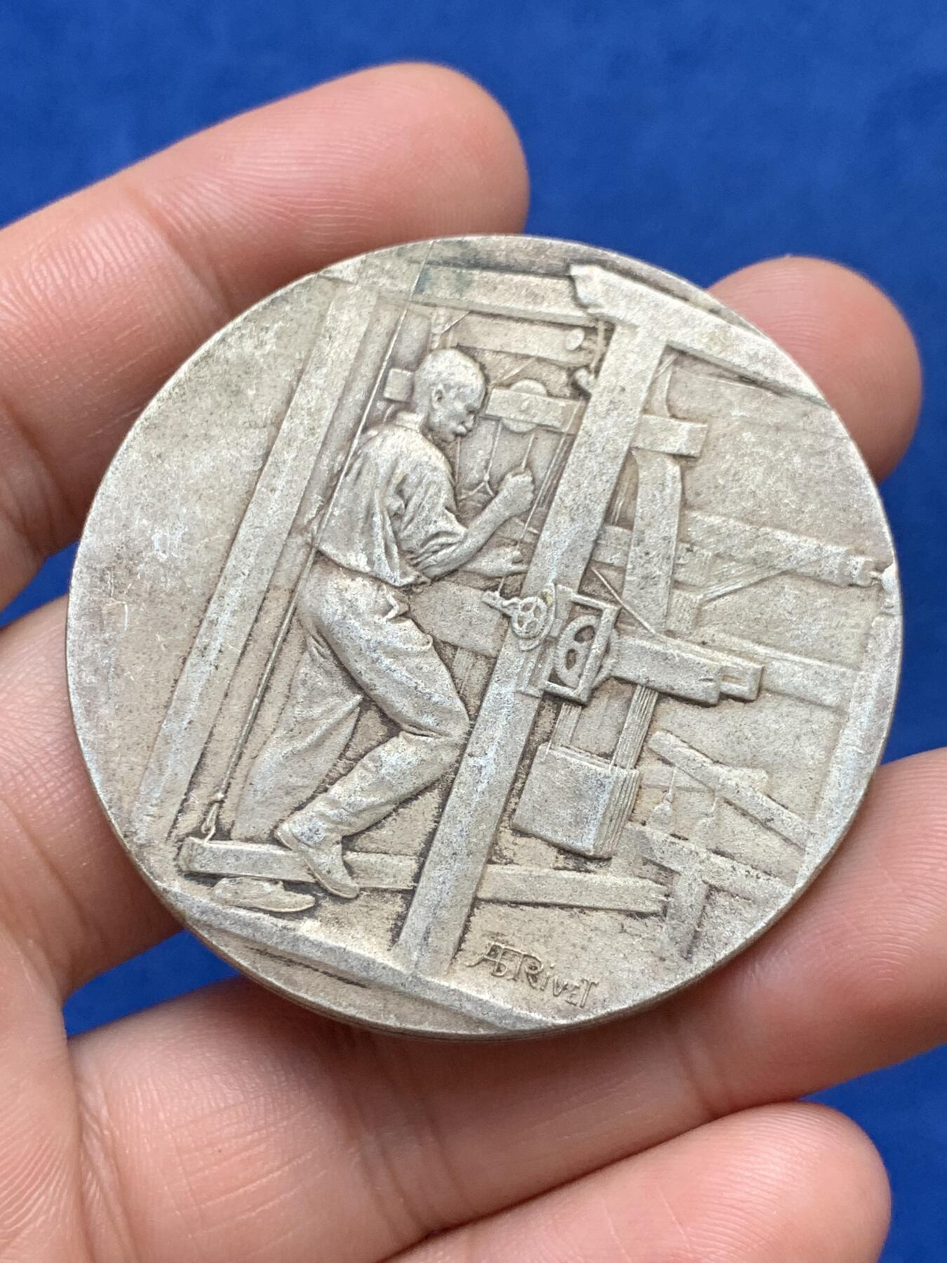 《竞宝斋》第285场- 周日，周一 2场连拍 （全场包邮） 两枚一组 法国纺织和服装材料联盟工会镀银铜章（49.7mm 48g）+不知名人物头像铜章（35.9mm 21.8g）细节见图