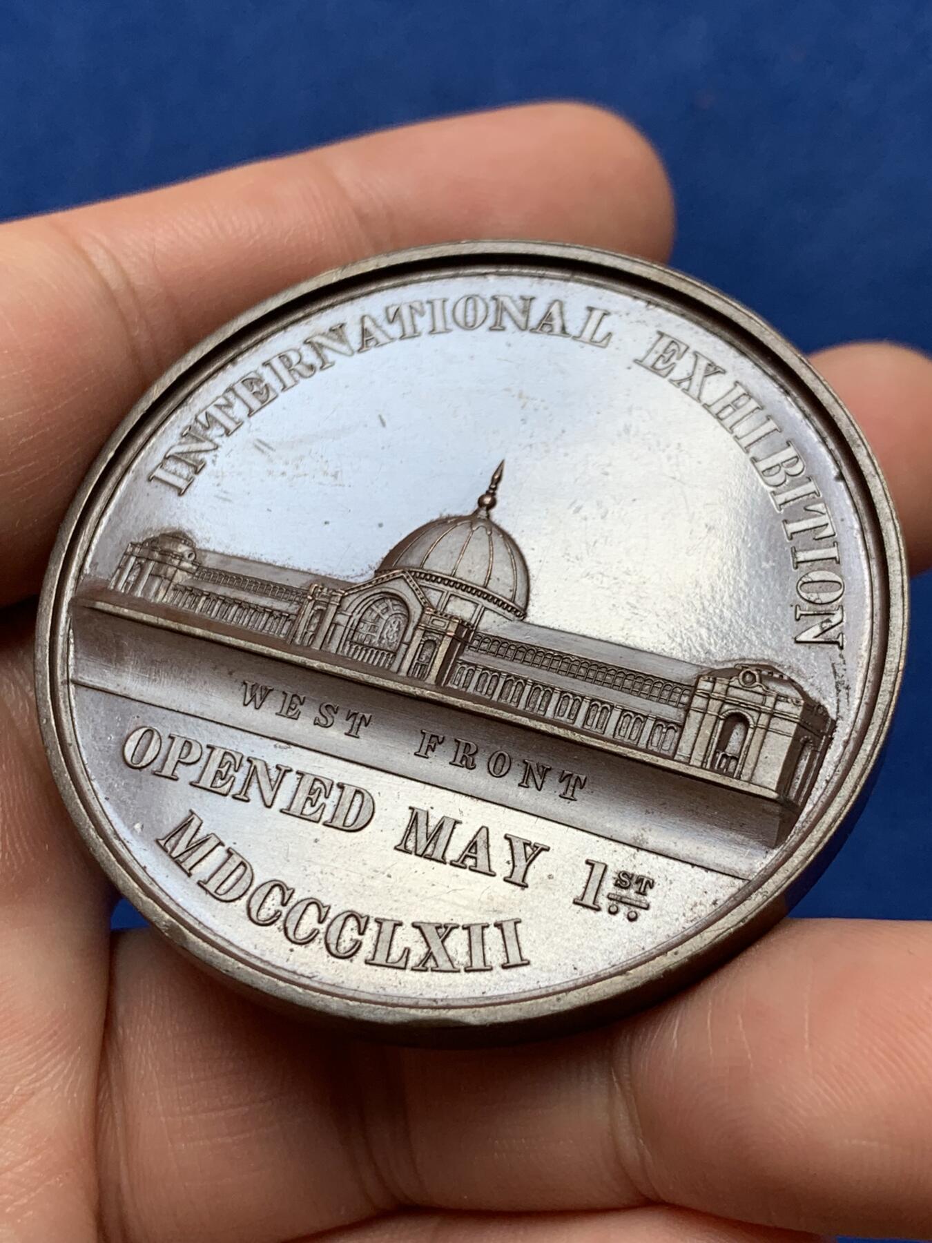 《竞宝斋》第285场- 周日，周一 2场连拍 （全场包邮） 英国1862水晶宫纪念铜章 51mm大尺寸版 61.4g 加厚高浮雕 细节繁华 2022年sbp拍卖42mm小尺寸版264美元 带高级原木盒