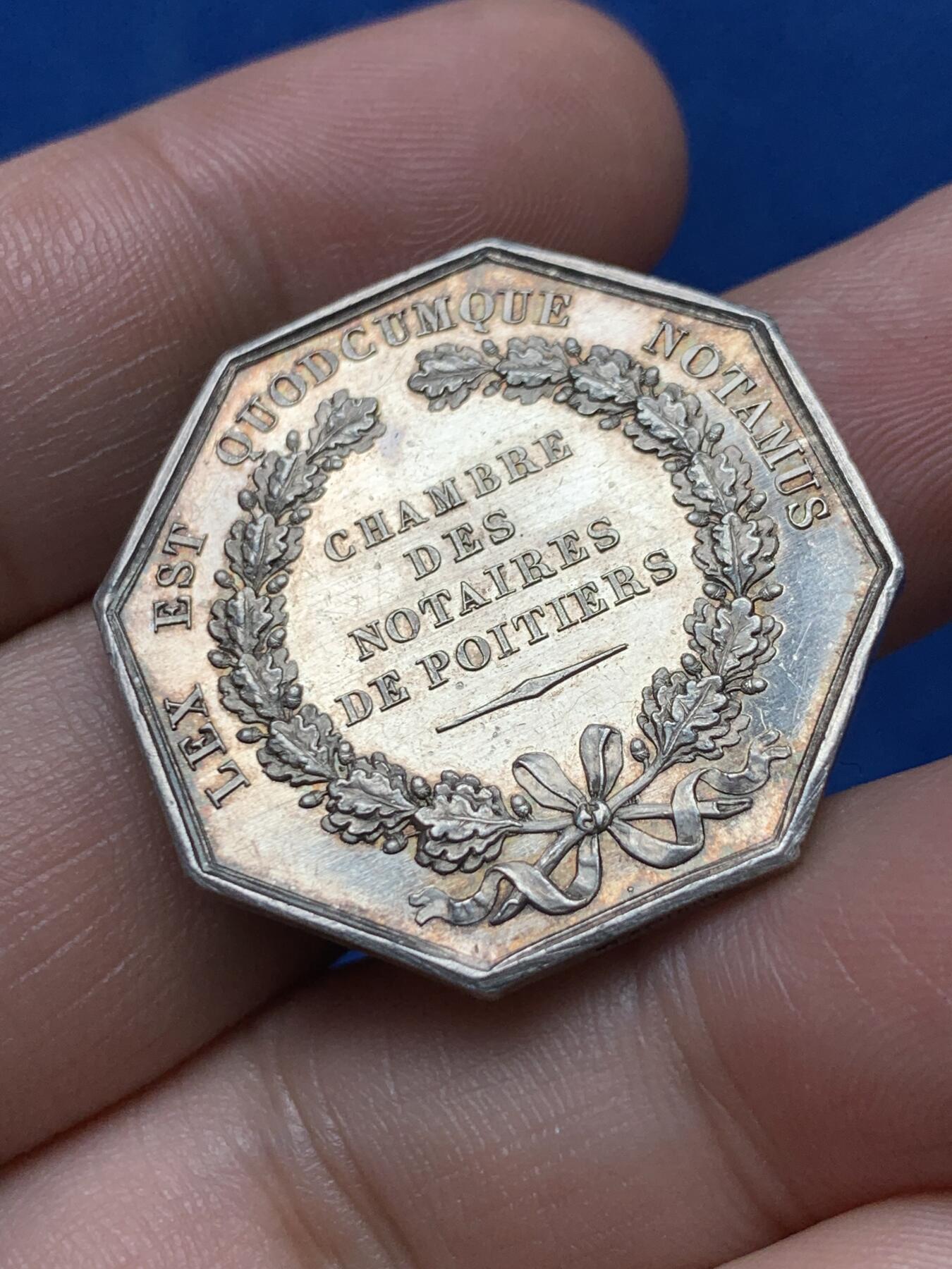 《竞宝斋》第285场- 周日，周一 2场连拍 （全场包邮） 1845-1860年 法国普瓦捷市公证人银章 正义女神细节漂亮 两面底板镜面光感 品相好 可入盒