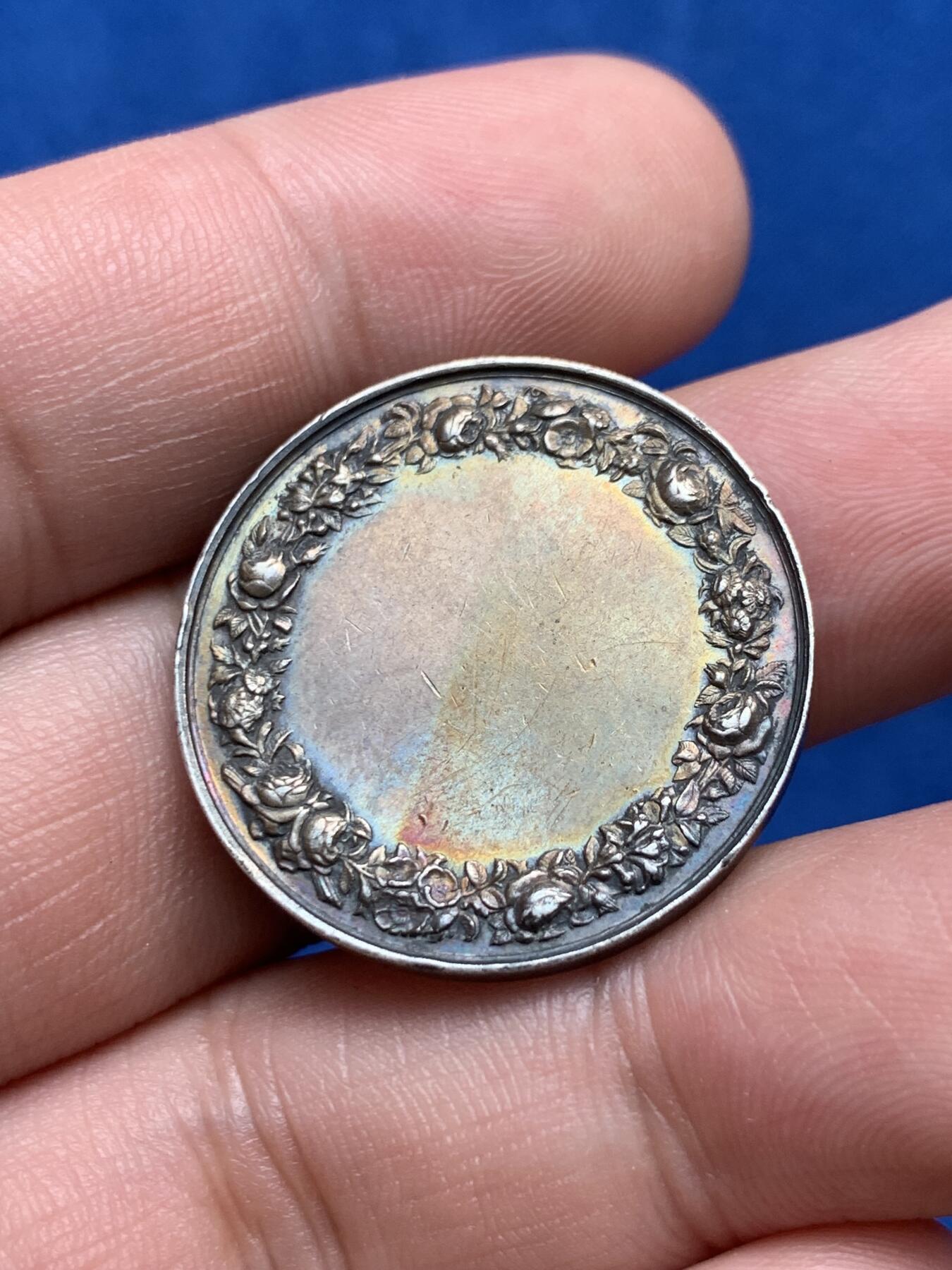 《竞宝斋》第285场- 周日，周一 2场连拍 （全场包邮） 法国基督教婚礼圆型银章  无字版 蜜蜂边铭 27mm 9.7g