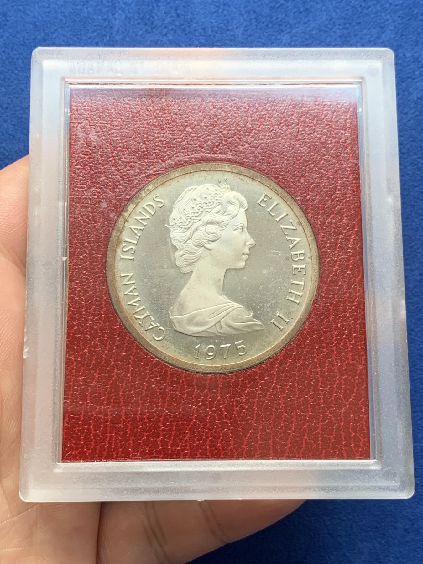 《竞宝斋》第285场- 周日，周一 2场连拍 （全场包邮） 开曼群岛1975年伊丽莎白二世年轻头像5DOLLARS精制币 925银 35.5g 原盒封装 自然氧化已往环彩发展 UNC转光 状态极佳