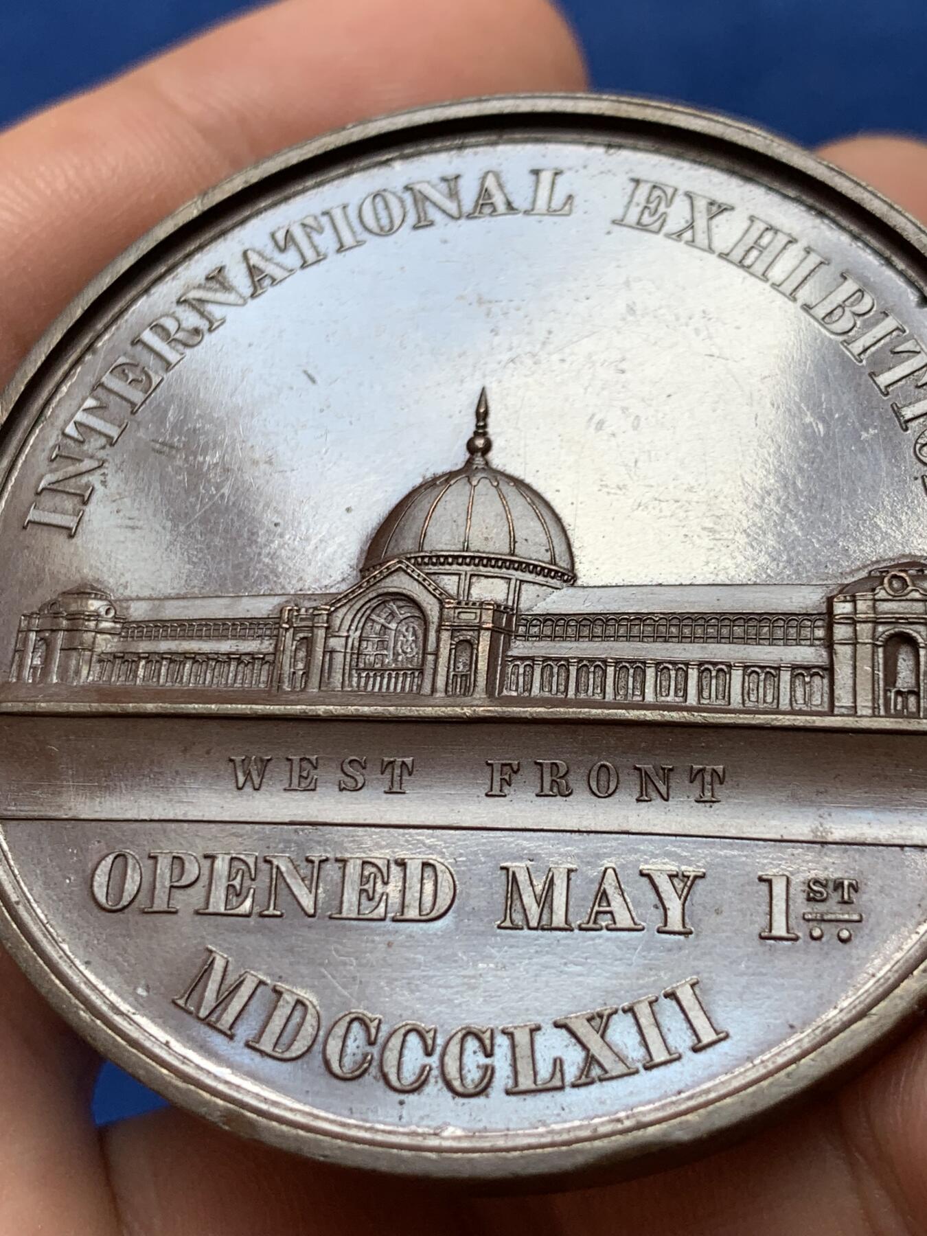 《竞宝斋》第285场- 周日，周一 2场连拍 （全场包邮） 英国1862水晶宫纪念铜章 51mm大尺寸版 61.4g 加厚高浮雕 细节繁华 2022年sbp拍卖42mm小尺寸版264美元 带高级原木盒