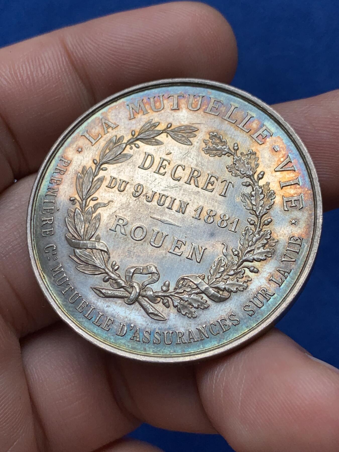 《竞宝斋》第285场- 周日，周一 2场连拍 （全场包邮） 法国1881年浴火凤凰保险银章 丰饶角边铭银标 直径41mm 重量37.7g 大规格 极美品相 五彩包浆！